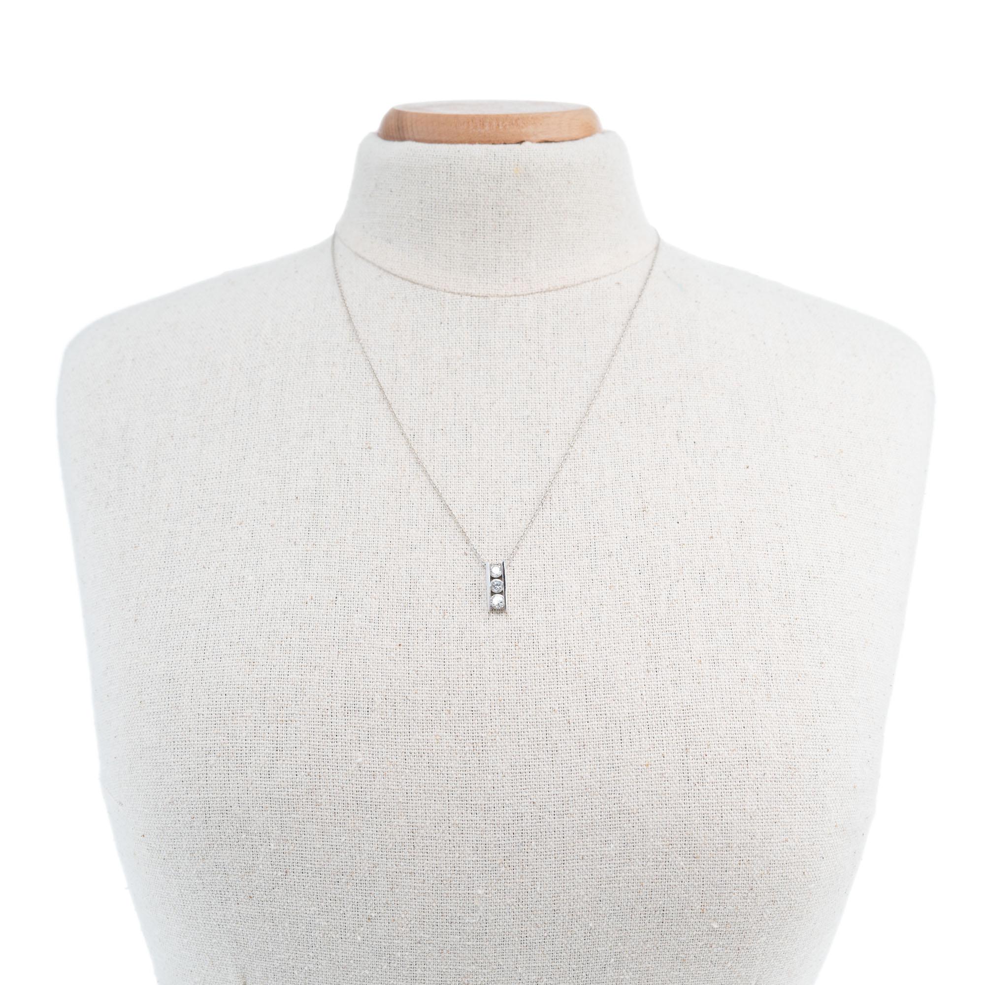 1,00 Karat Halskette mit drei Diamanten aus Weißgold mit Anhänger im Zustand „Hervorragend“ im Angebot in Stamford, CT