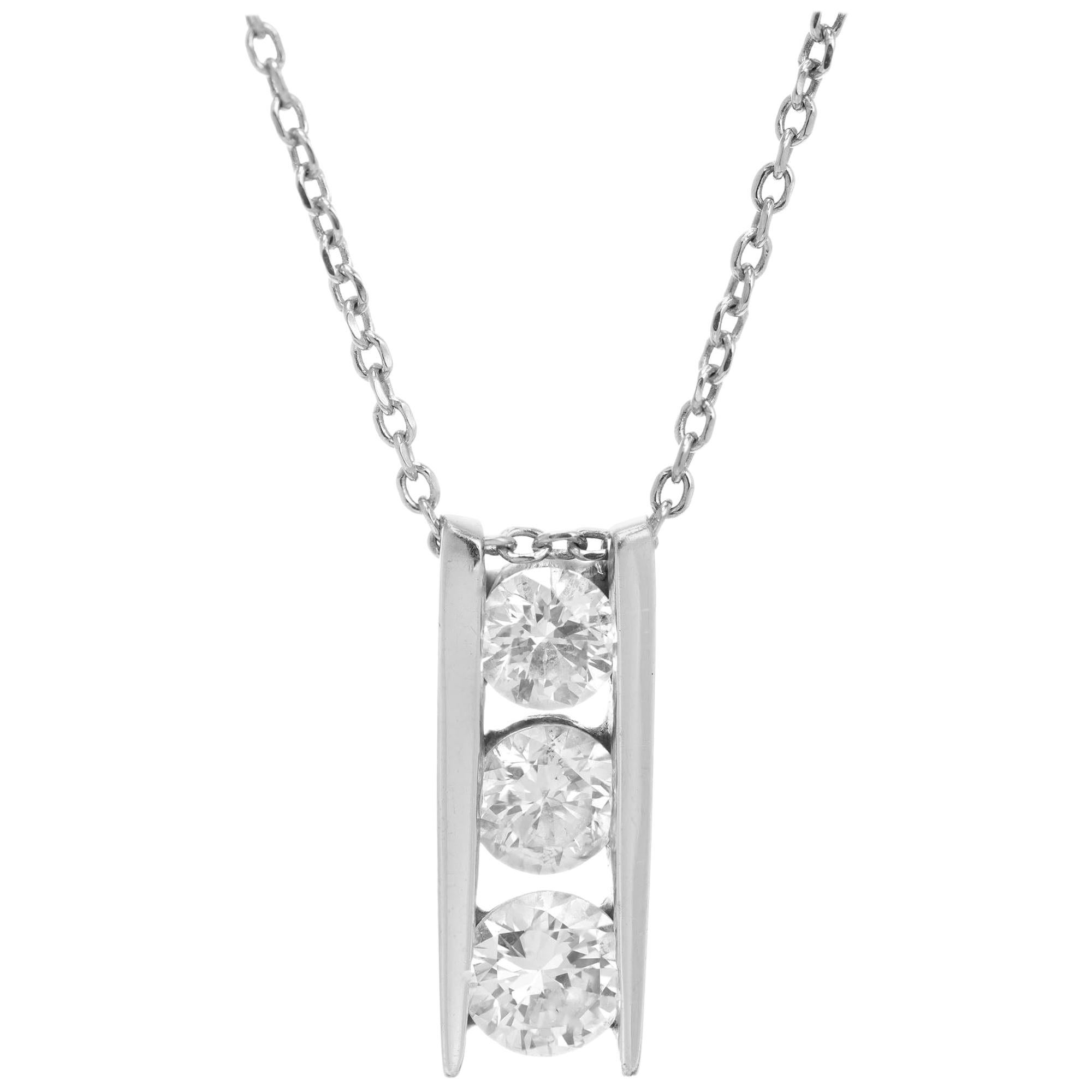 Collier pendentif en or blanc à trois diamants de 1,00 carat