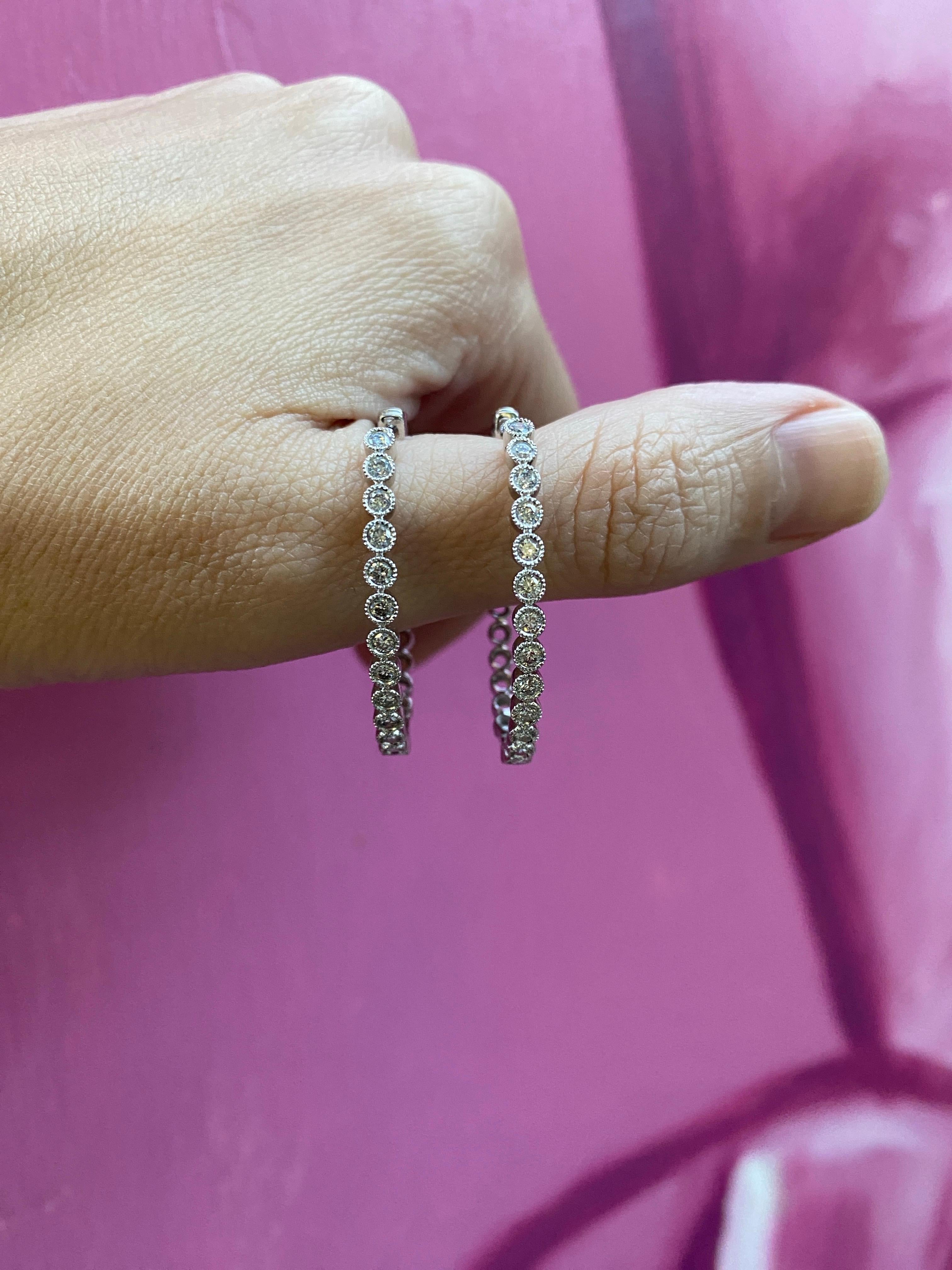 Créoles de forme ovale en or blanc 14 carats, poids total de 1,00 carat en vente 5