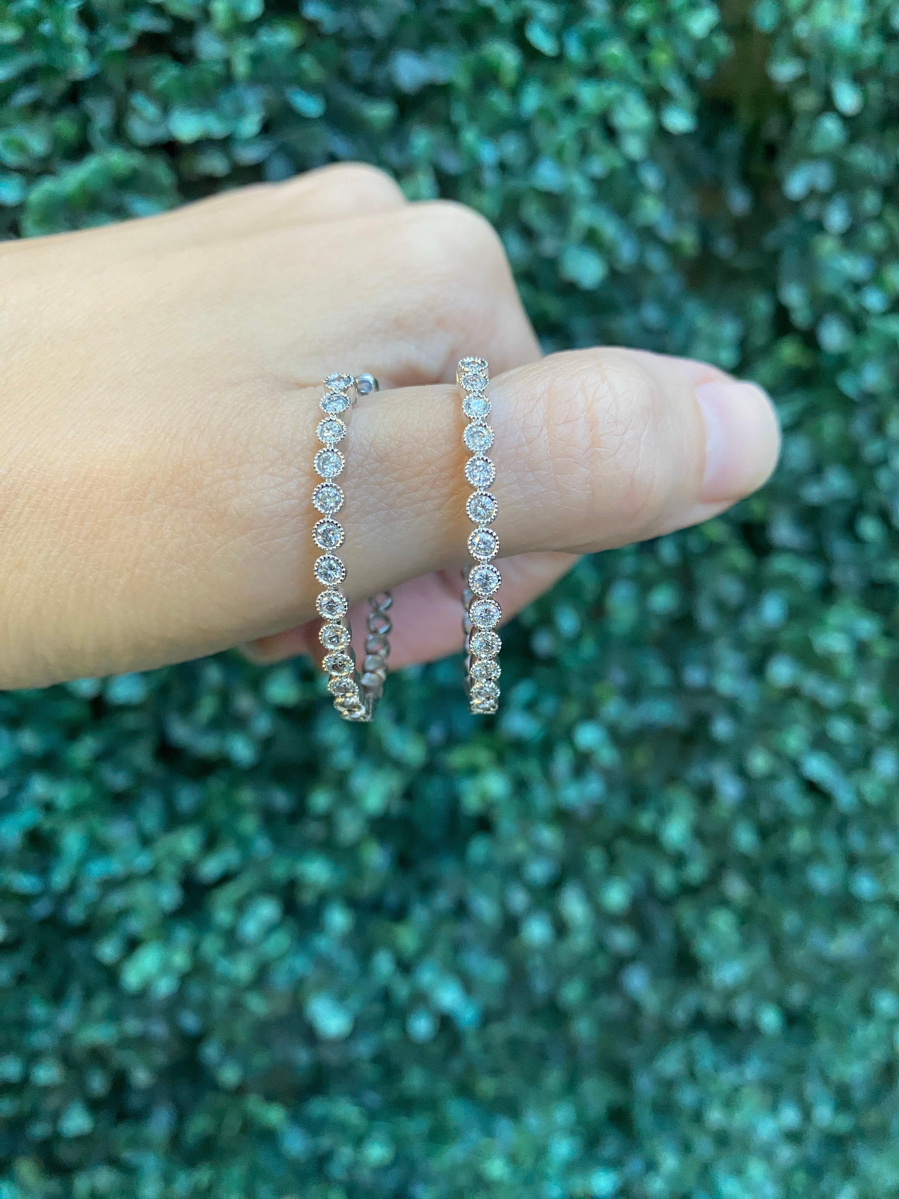 Créoles de forme ovale en or blanc 14 carats, poids total de 1,00 carat en vente 6