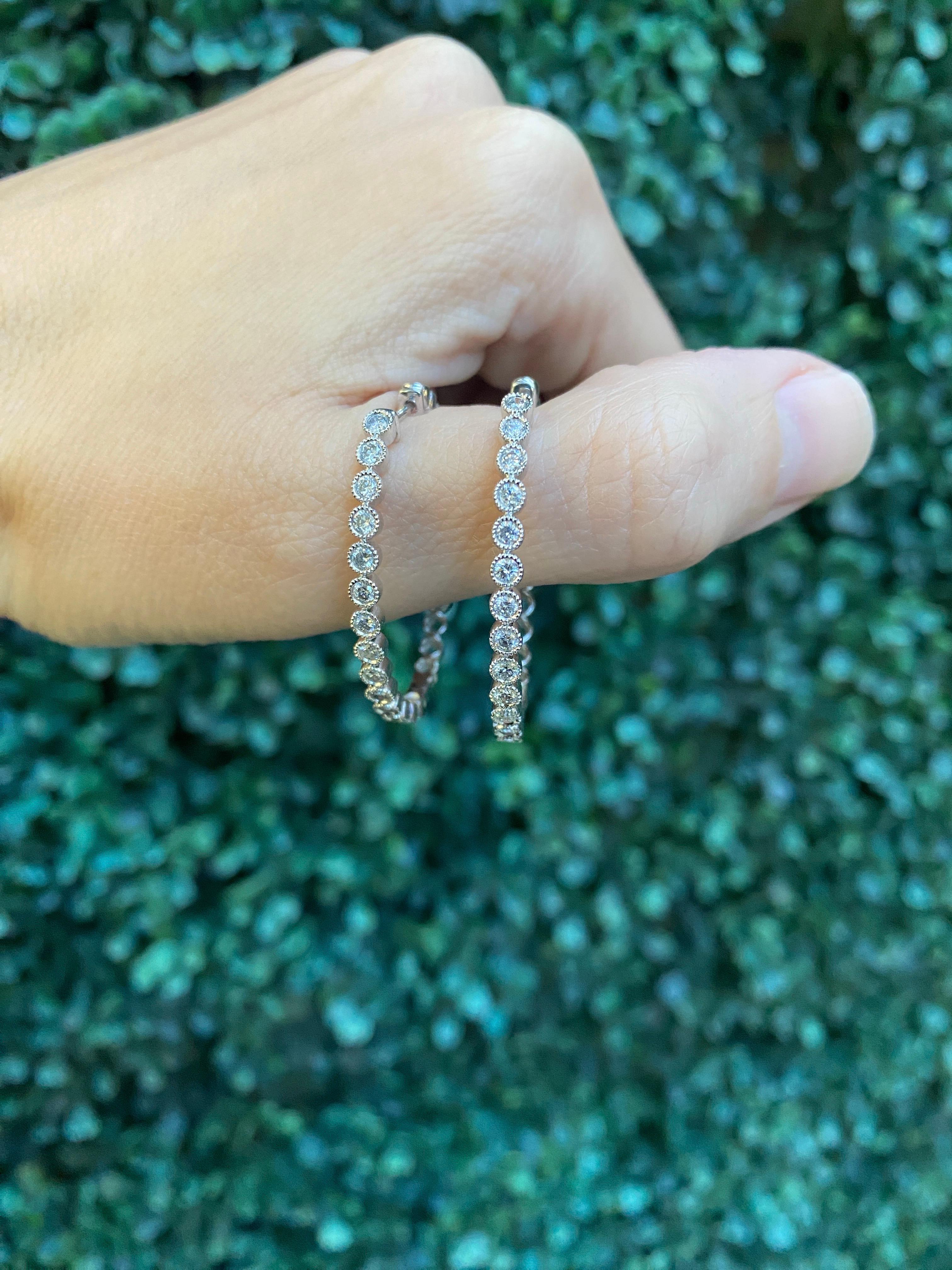 Créoles de forme ovale en or blanc 14 carats, poids total de 1,00 carat en vente 8