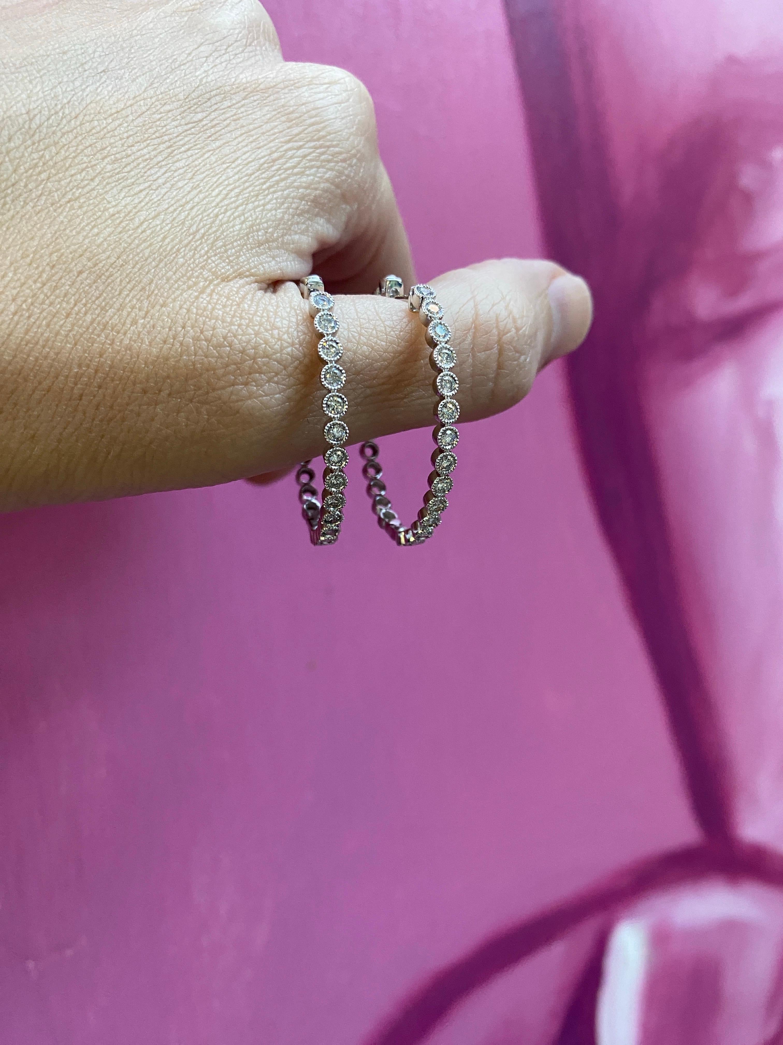 Créoles de forme ovale en or blanc 14 carats, poids total de 1,00 carat en vente 9