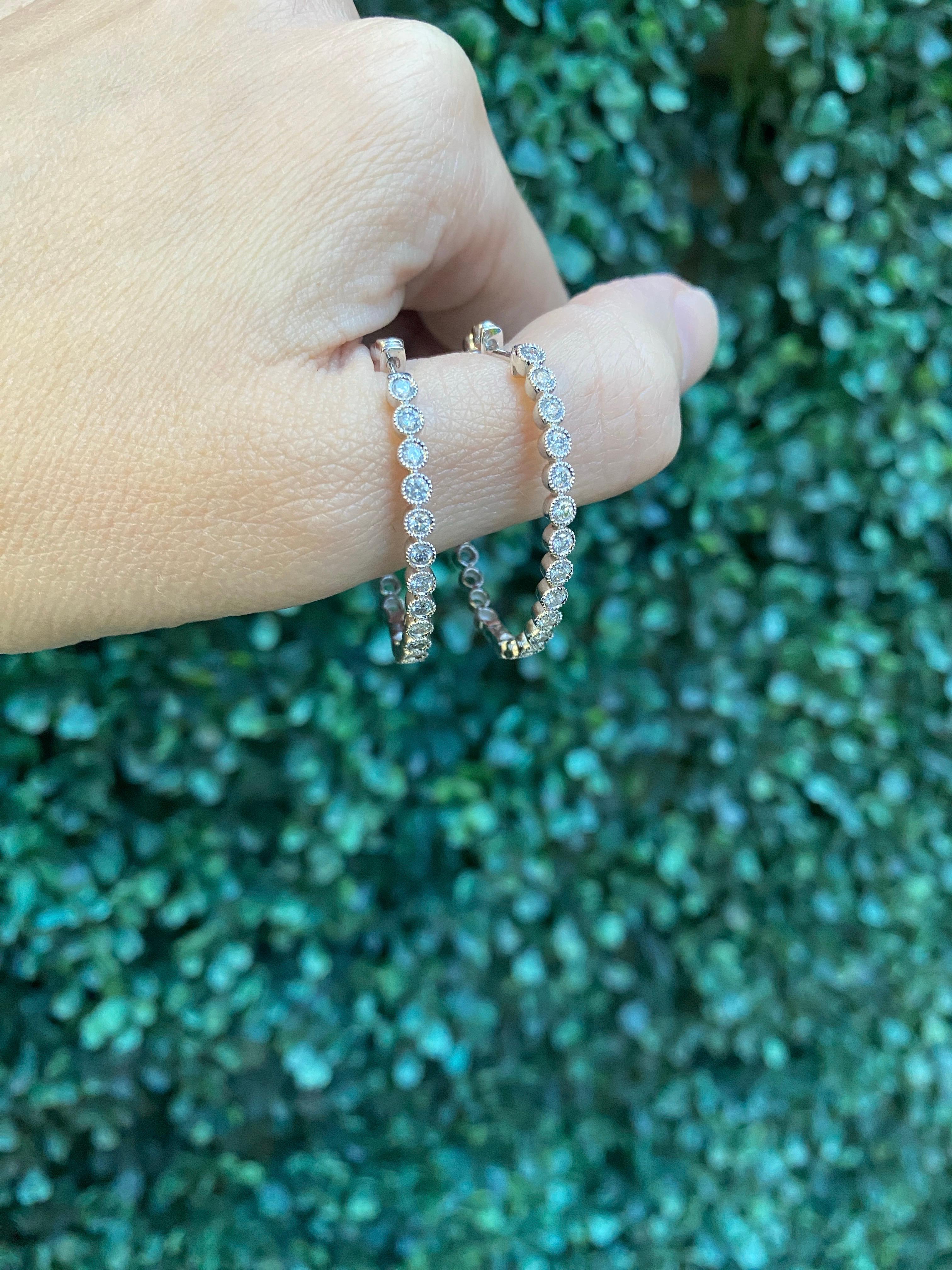 Créoles de forme ovale en or blanc 14 carats, poids total de 1,00 carat en vente 10
