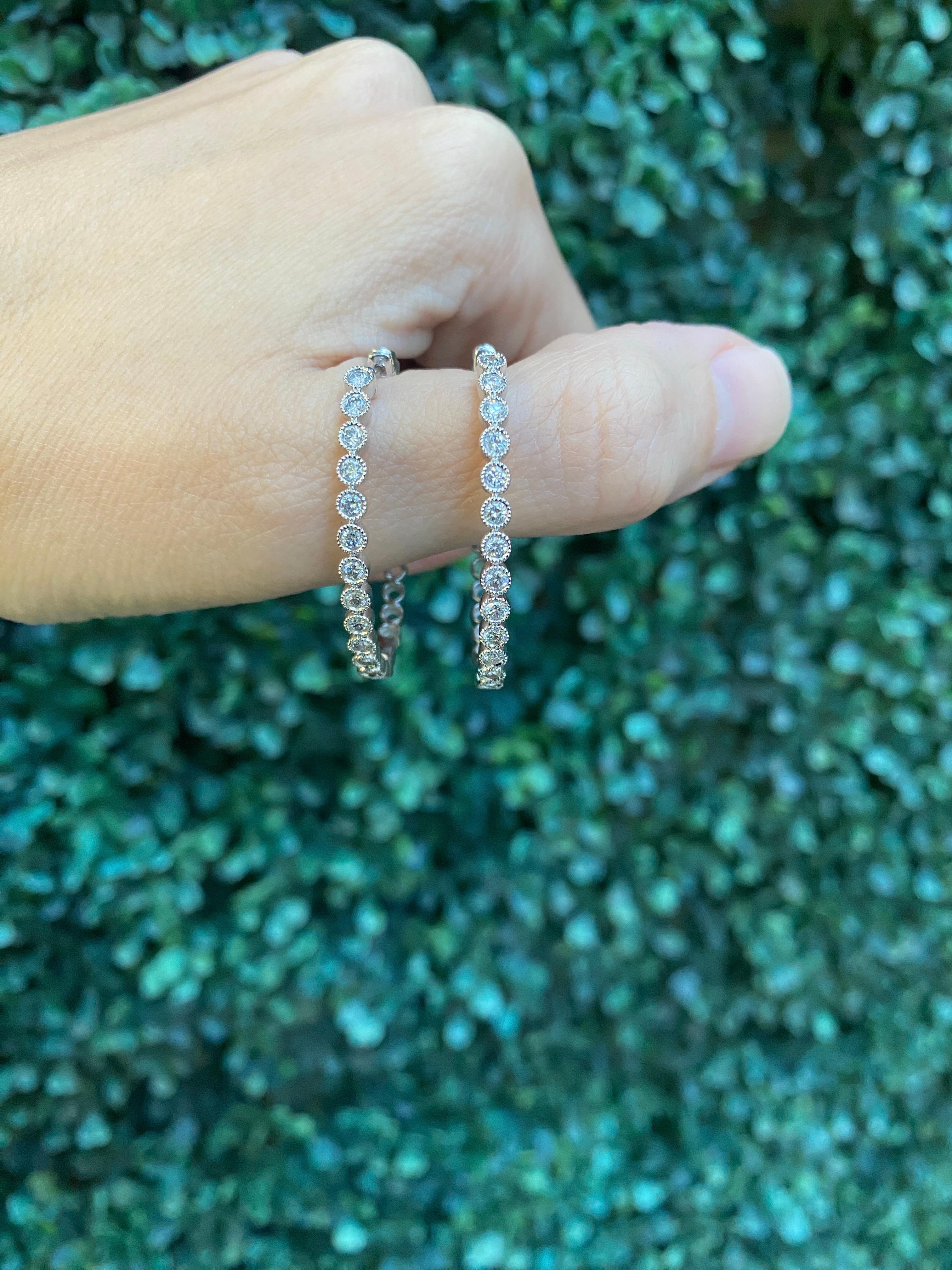 Créoles de forme ovale en or blanc 14 carats, poids total de 1,00 carat en vente 11
