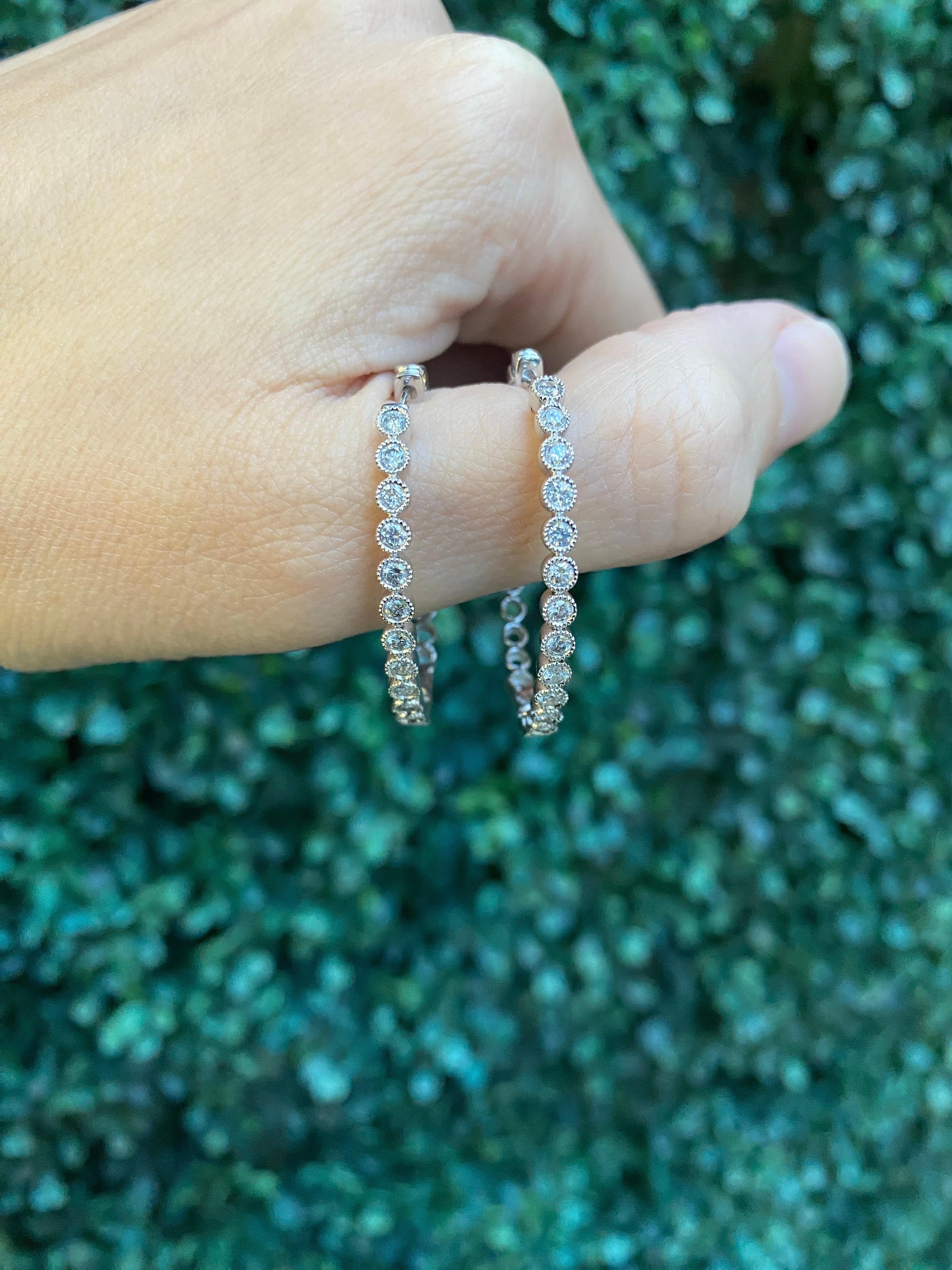Créoles de forme ovale en or blanc 14 carats, poids total de 1,00 carat en vente 12