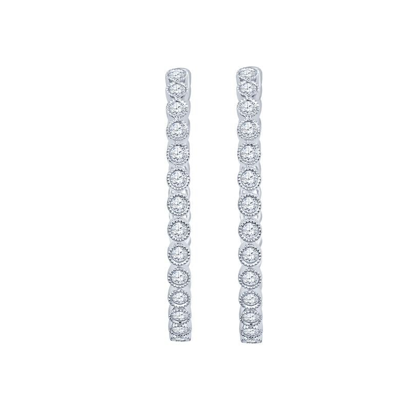 Rehaussez votre style avec ces exquises boucles d'oreilles en or blanc 14 carats de forme ovale, ornées d'un total de 1,00 carats de diamants ronds rayonnants élégamment sertis en chaton. La forme ovale sophistiquée ajoute une touche d'élégance et
