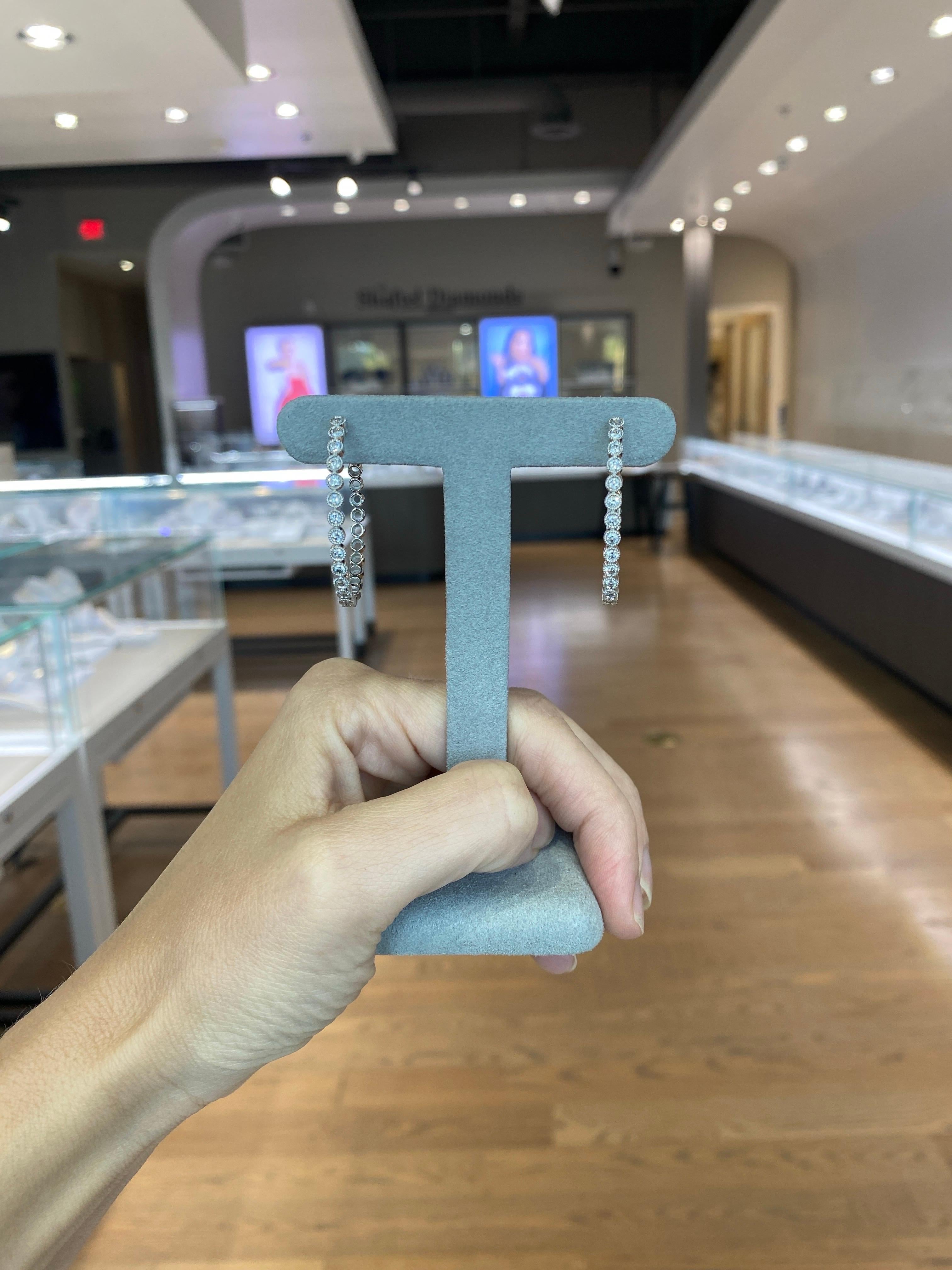 Taille ronde Créoles de forme ovale en or blanc 14 carats, poids total de 1,00 carat en vente