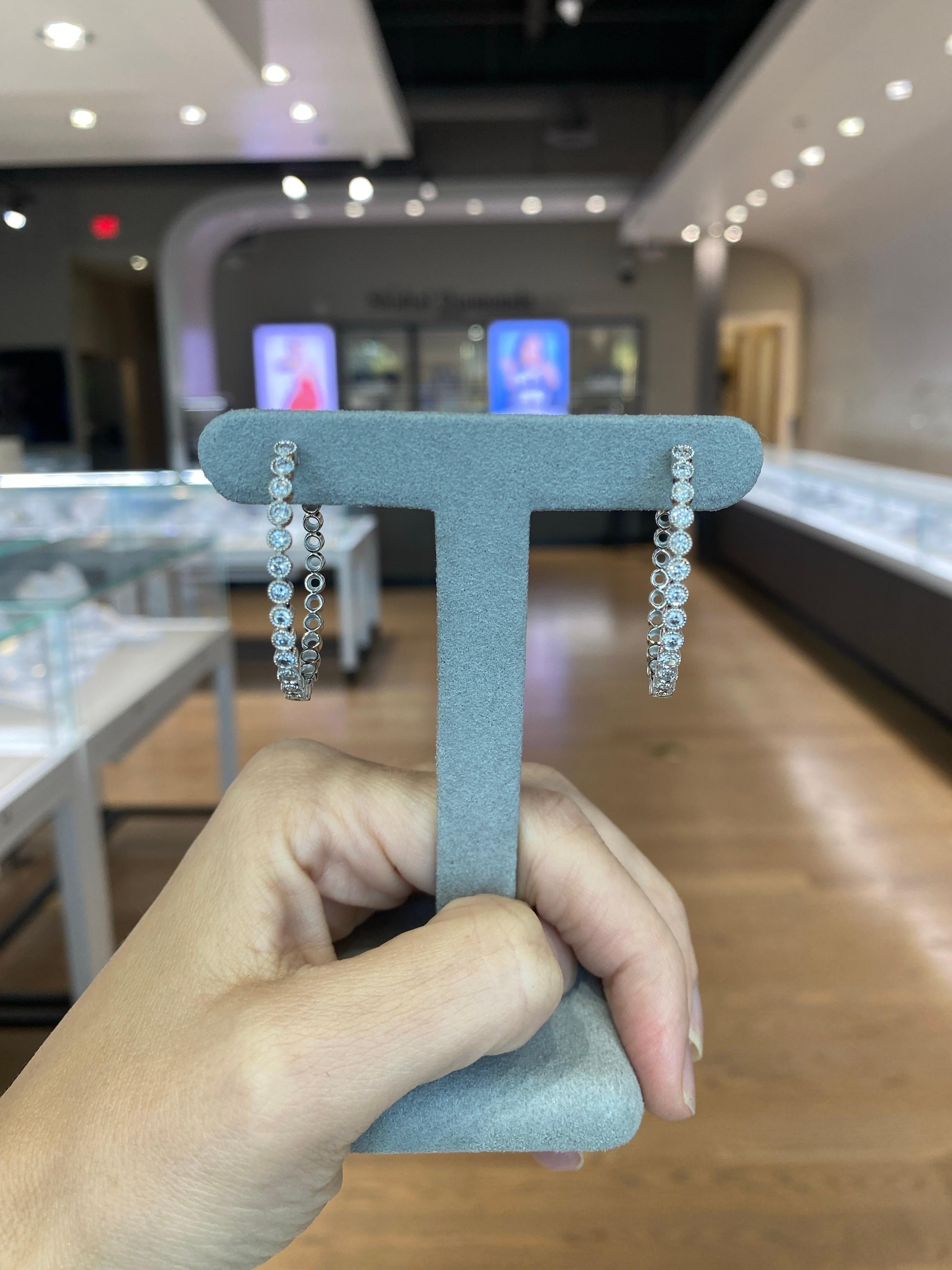 Créoles de forme ovale en or blanc 14 carats, poids total de 1,00 carat Neuf - En vente à Houston, TX