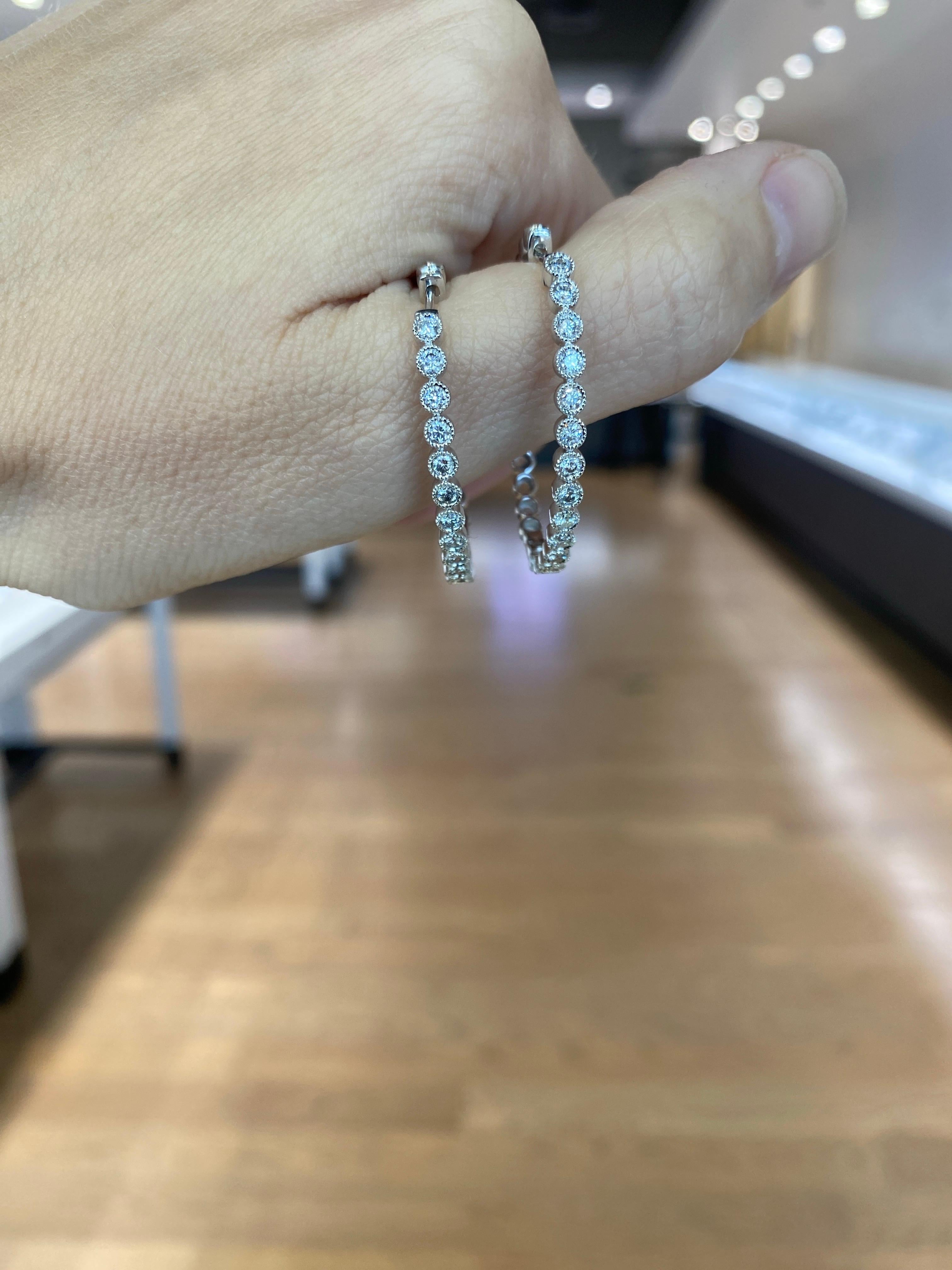 Créoles de forme ovale en or blanc 14 carats, poids total de 1,00 carat Unisexe en vente