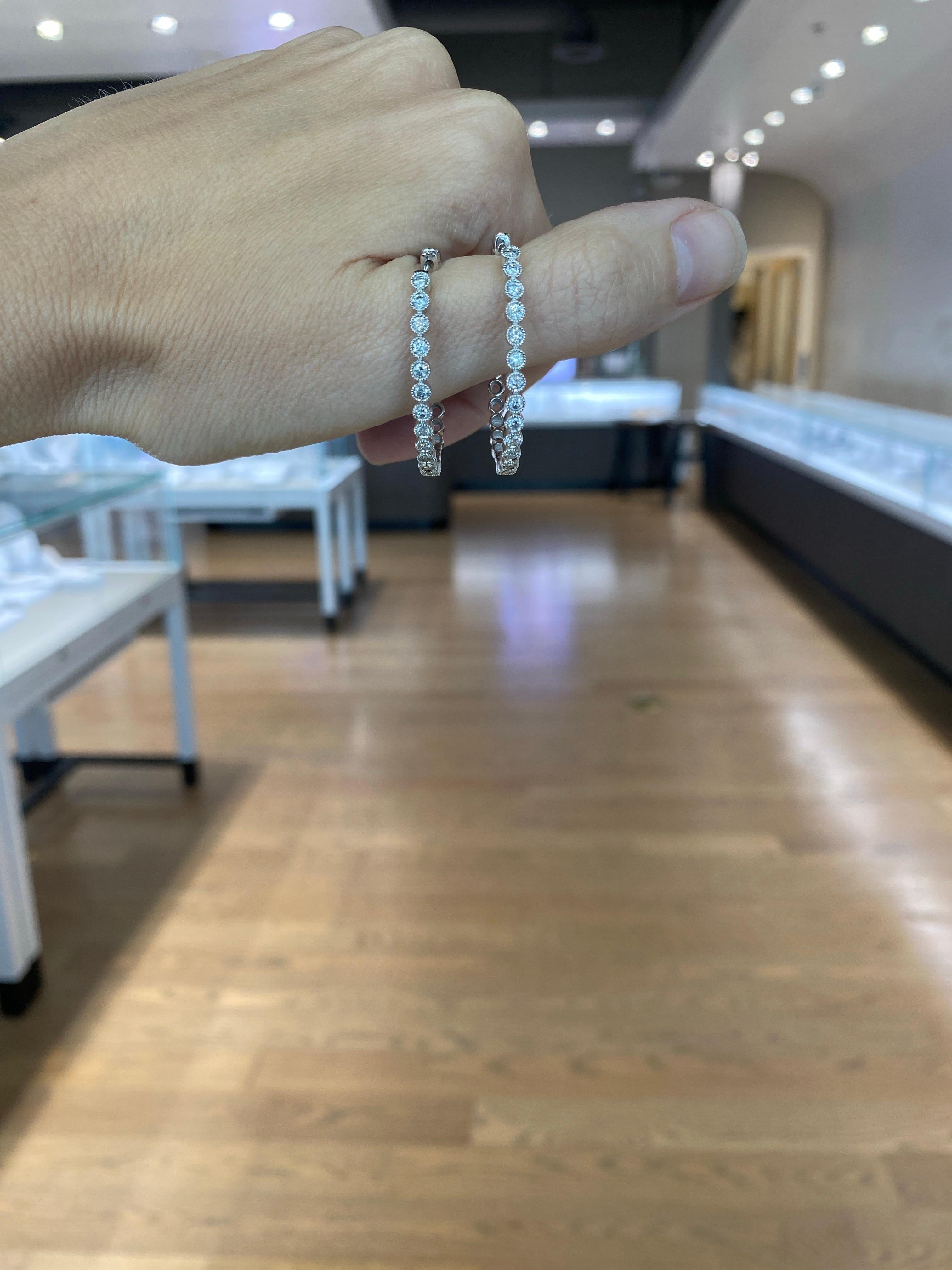 Créoles de forme ovale en or blanc 14 carats, poids total de 1,00 carat en vente 1