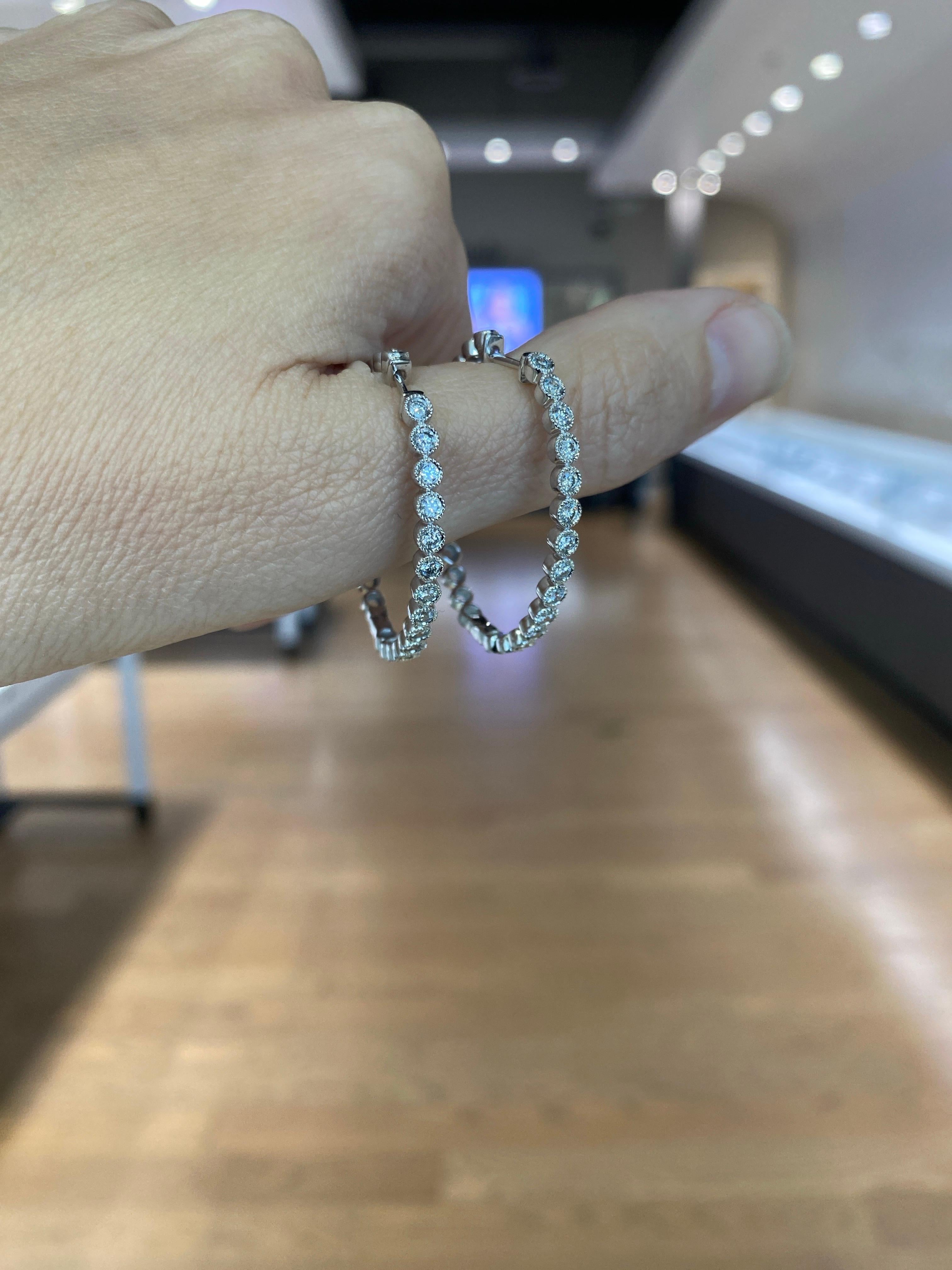 Créoles de forme ovale en or blanc 14 carats, poids total de 1,00 carat en vente 2