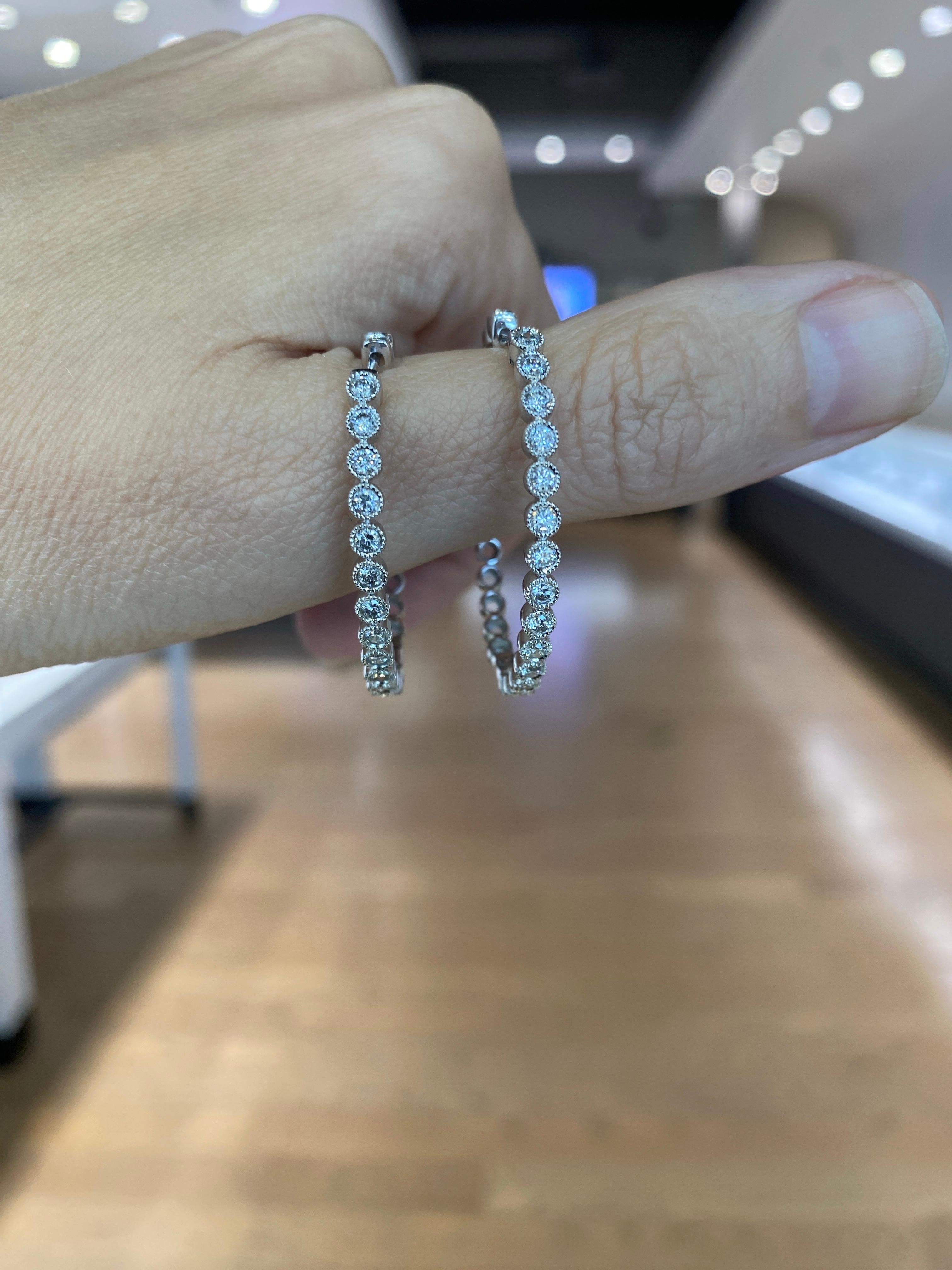 Créoles de forme ovale en or blanc 14 carats, poids total de 1,00 carat en vente 3