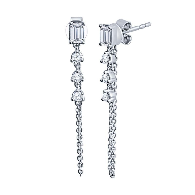 Ces élégantes boucles d'oreilles pendantes présentent une combinaison captivante d'émeraude naturelle et de diamants ronds, d'un poids total de 1,00 carat. Fabriquées en luxueux or blanc 14 carats, elles sont conçues pour ajouter une touche de
