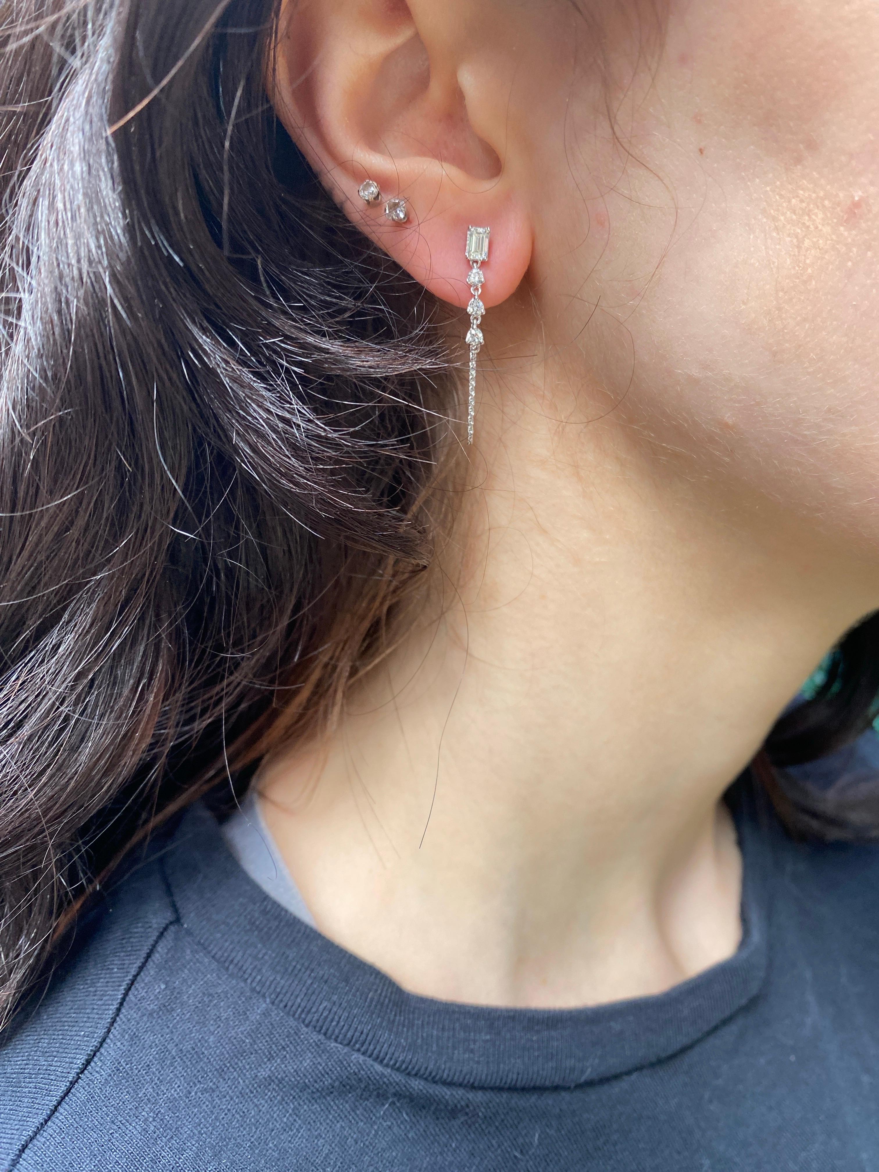 Boucles d'oreilles pendantes en émeraude et diamant rond de 1,00 carat (poids total) Neuf - En vente à Houston, TX