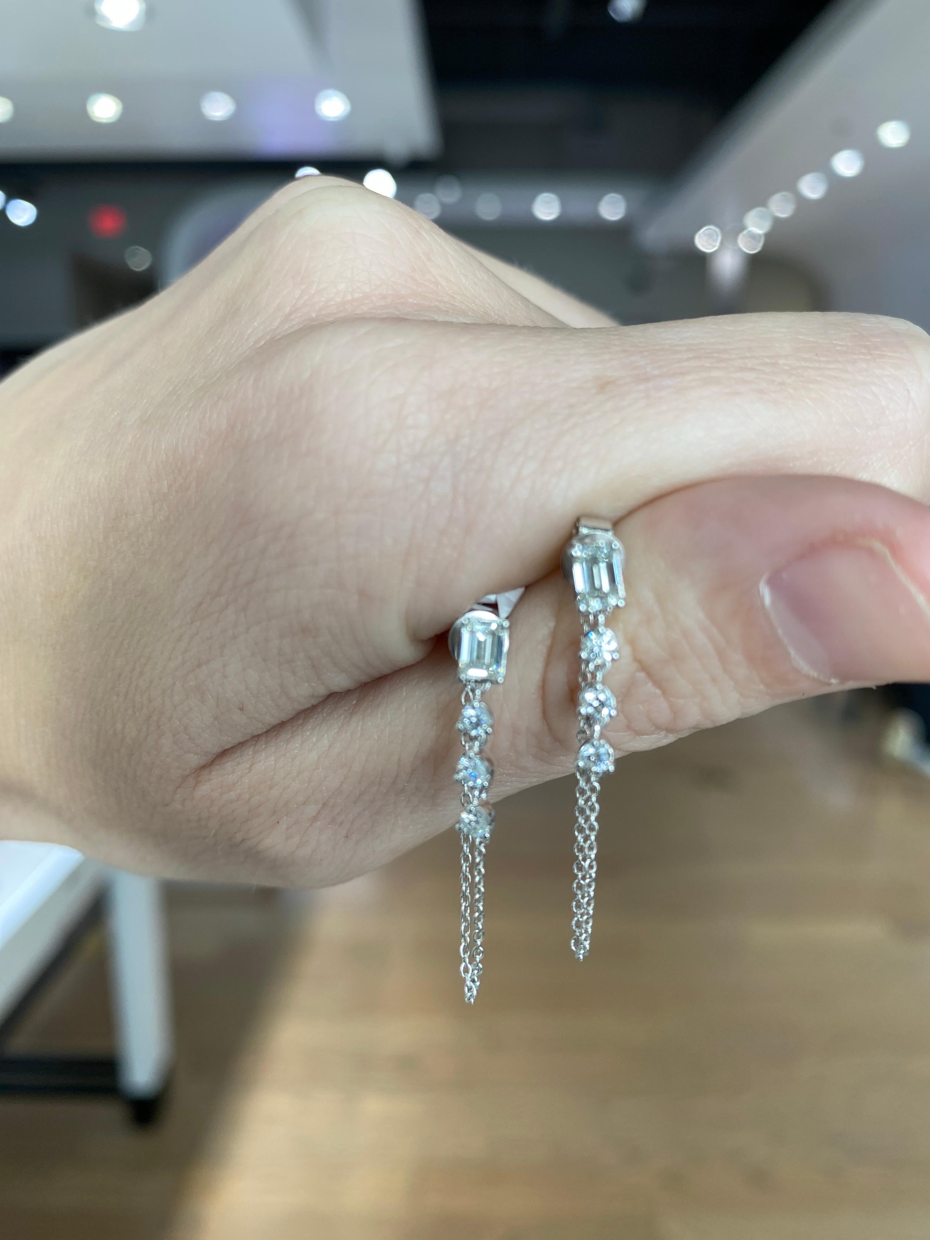 Boucles d'oreilles pendantes en émeraude et diamant rond de 1,00 carat (poids total) en vente 2