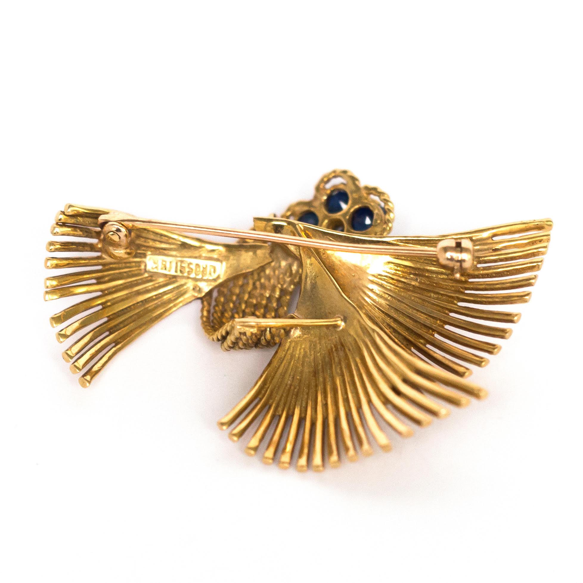Retro 1.00 Carat Total Weight Sapphire Yellow Gold Brooch For Sale