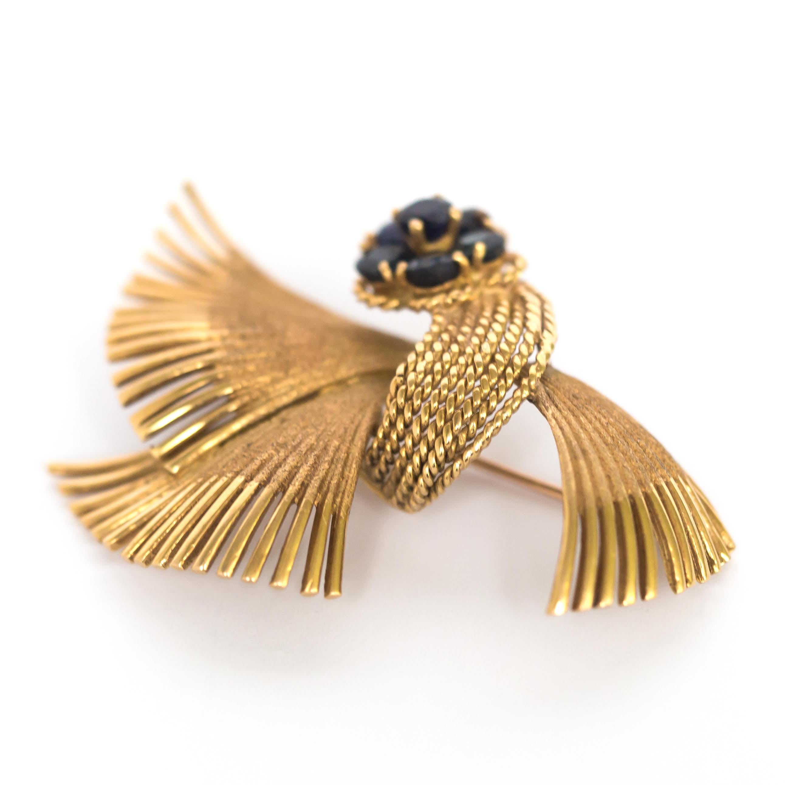 1.00 Carat Total Weight Sapphire Yellow Gold Brooch In Good Condition For Sale In Atlanta, GA