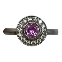 Bague halo en or blanc 18 carats avec saphir rose vif de 1,00 carat et diamants