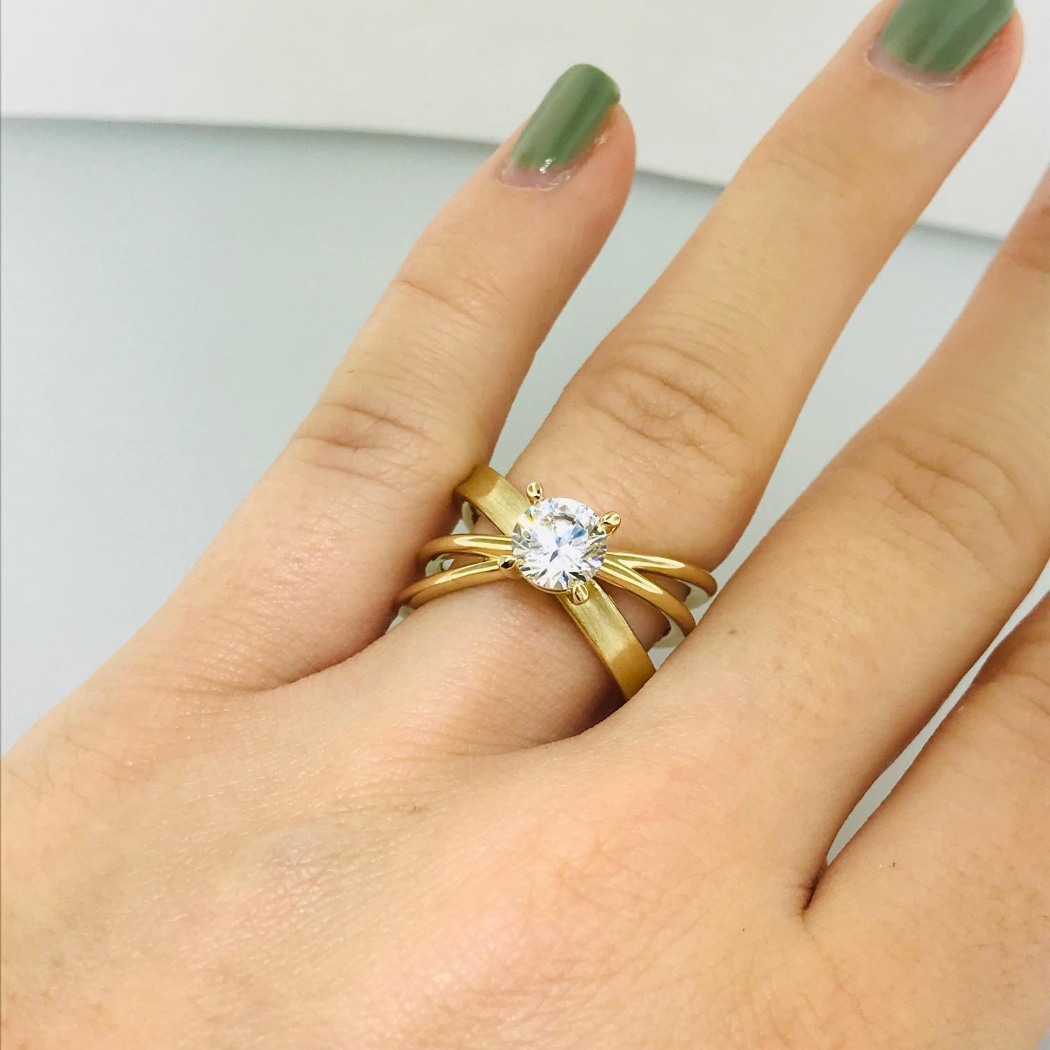 Anillo Solitario de Oro Amarillo de 14 Kilates con Diseño de X de 1,00 Quilates, Satinado y Pulido en venta 5