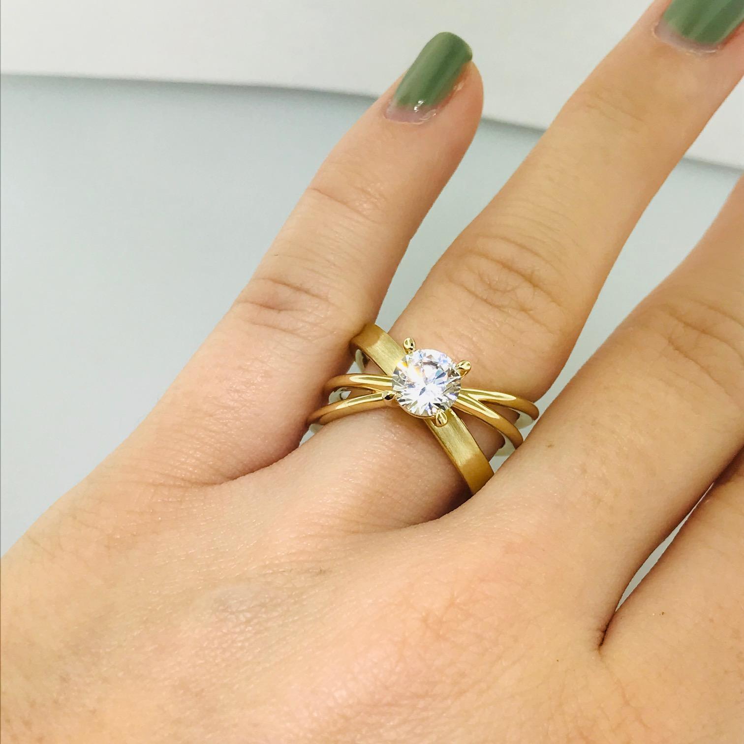 Anillo Solitario de Oro Amarillo de 14 Kilates con Diseño de X de 1,00 Quilates, Satinado y Pulido en venta 6