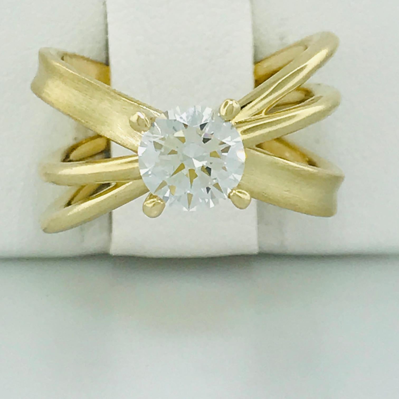 Artisan 1.00 Carat X Design Solitaire Satin and Polish Ring in 14 Karat Yellow Gold For Sale