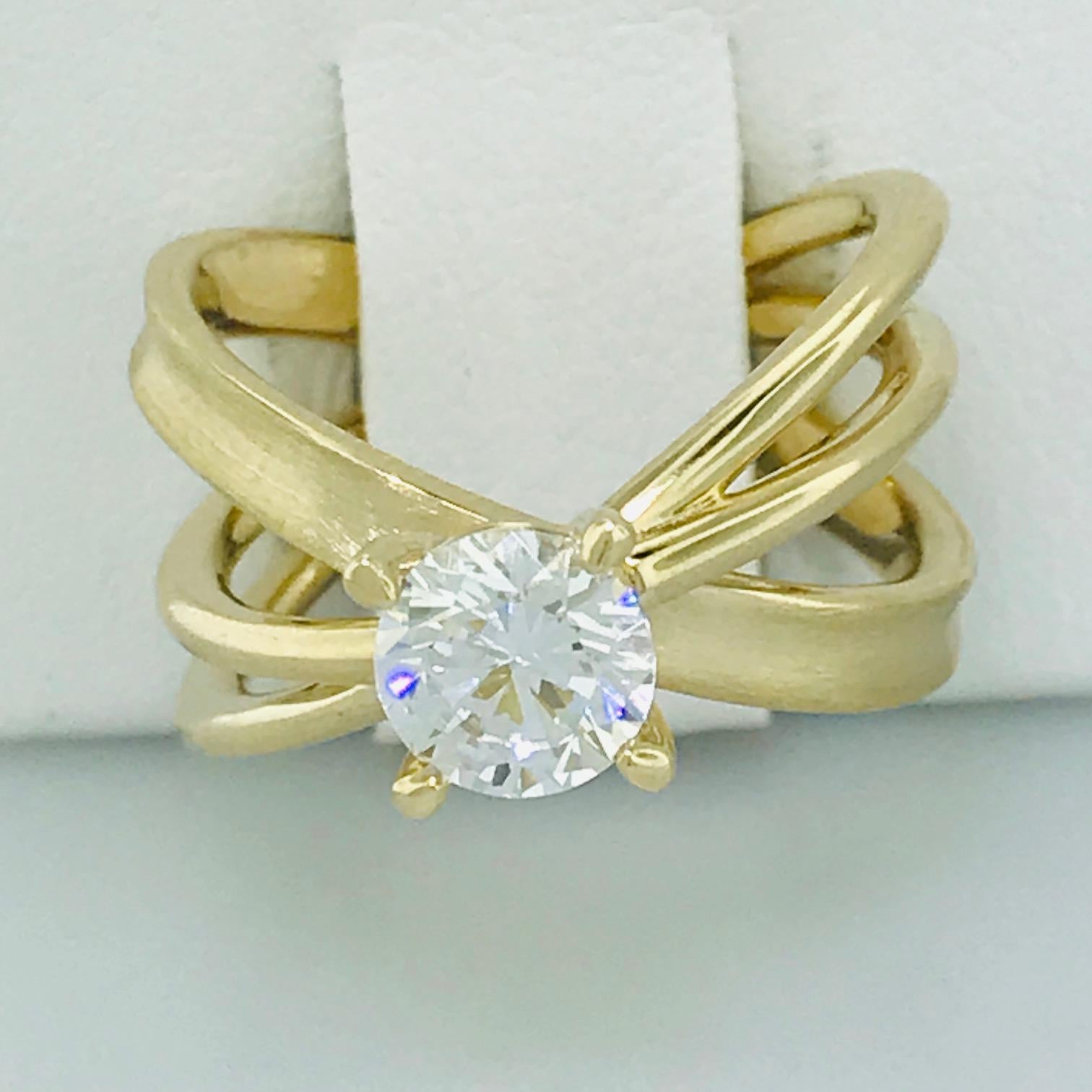 Round Cut 1.00 Carat X Design Solitaire Satin and Polish Ring in 14 Karat Yellow Gold For Sale