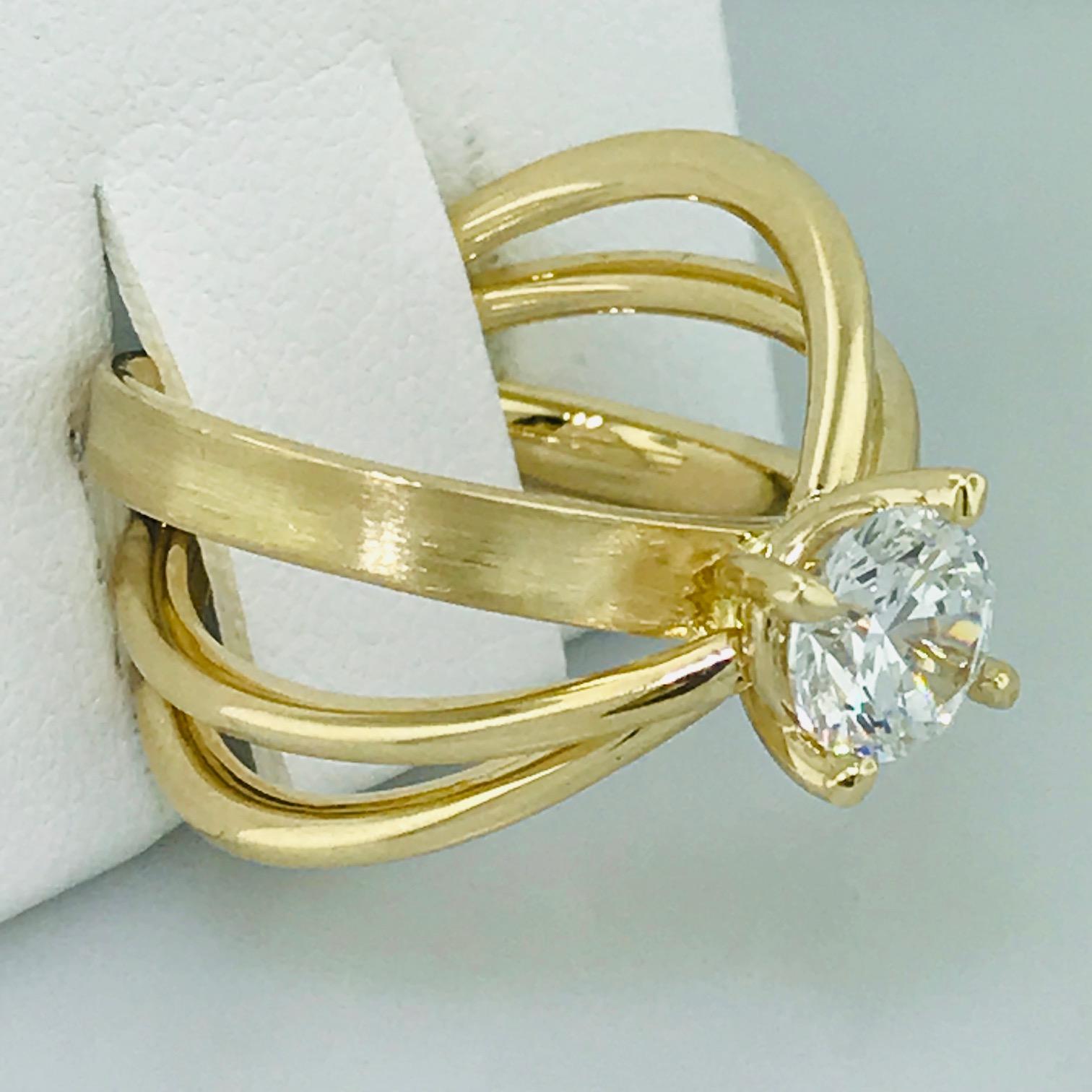 1.00 Carat X Design Solitaire Satin and Polish Ring in 14 Karat Yellow Gold In New Condition For Sale In Austin, TX