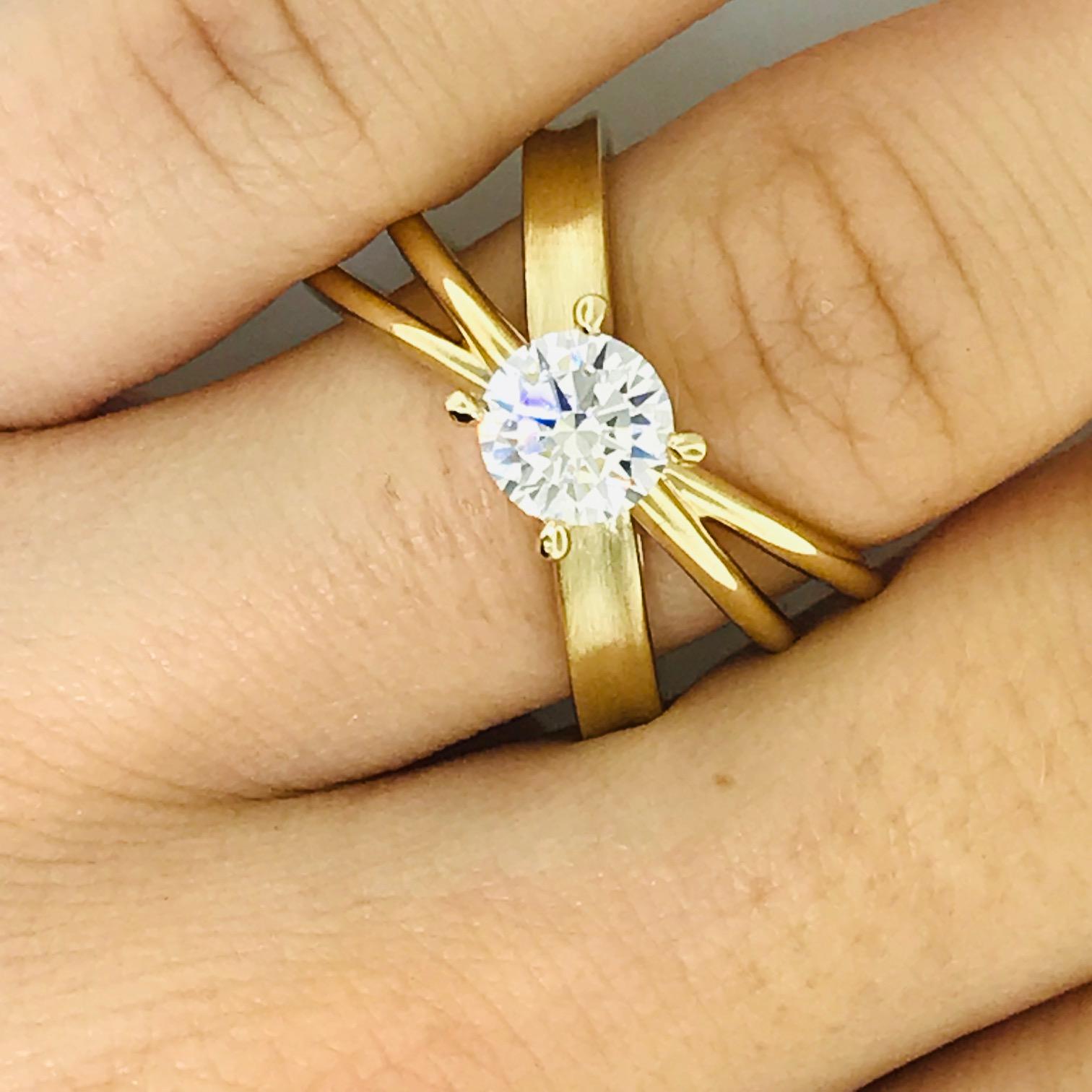 Anillo Solitario de Oro Amarillo de 14 Kilates con Diseño de X de 1,00 Quilates, Satinado y Pulido en venta 3