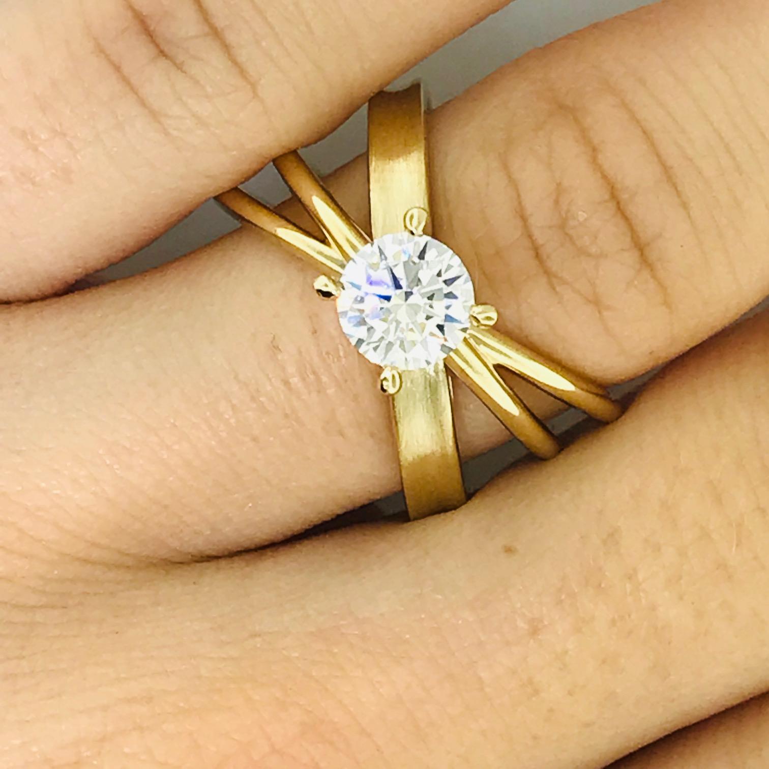 1.00 Carat X Design Solitaire Satin and Polish Ring in 14 Karat Yellow Gold For Sale 3