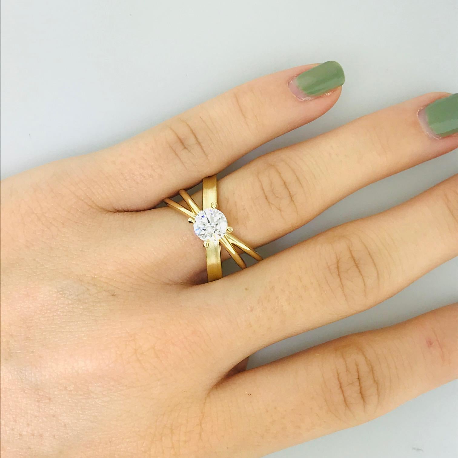 Anillo Solitario de Oro Amarillo de 14 Kilates con Diseño de X de 1,00 Quilates, Satinado y Pulido en venta 4