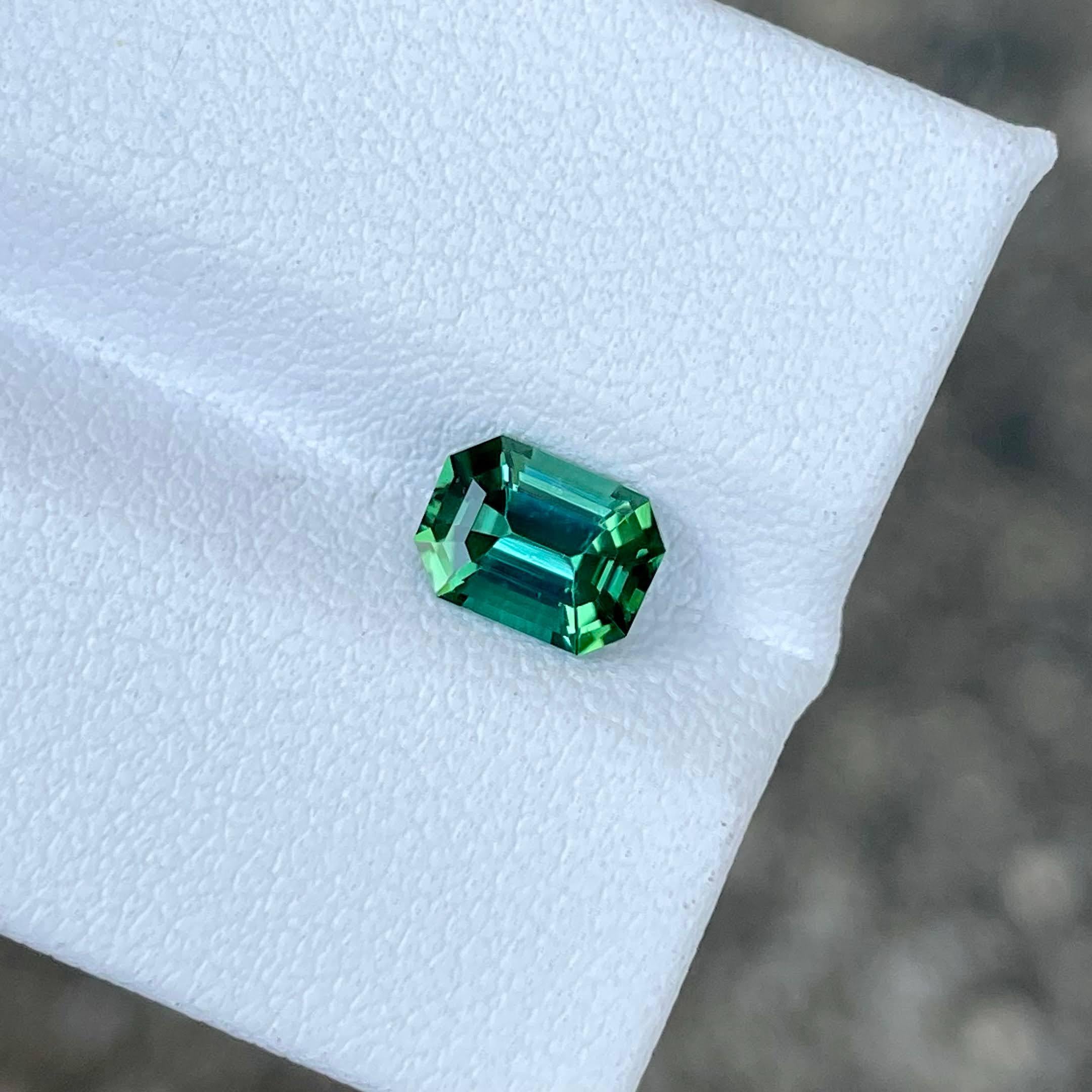 Peso 1,00 quilates 
Dimensiones 6,9x5,1x3,8 mm
Tratamiento ninguno 
Origen Afganistán 
Claridad VVS
Forma Octágono 
Esmeralda tallada 



La piedra de turmalina verde azulada de 1,00 quilates, meticulosamente tallada en forma de esmeralda, es un