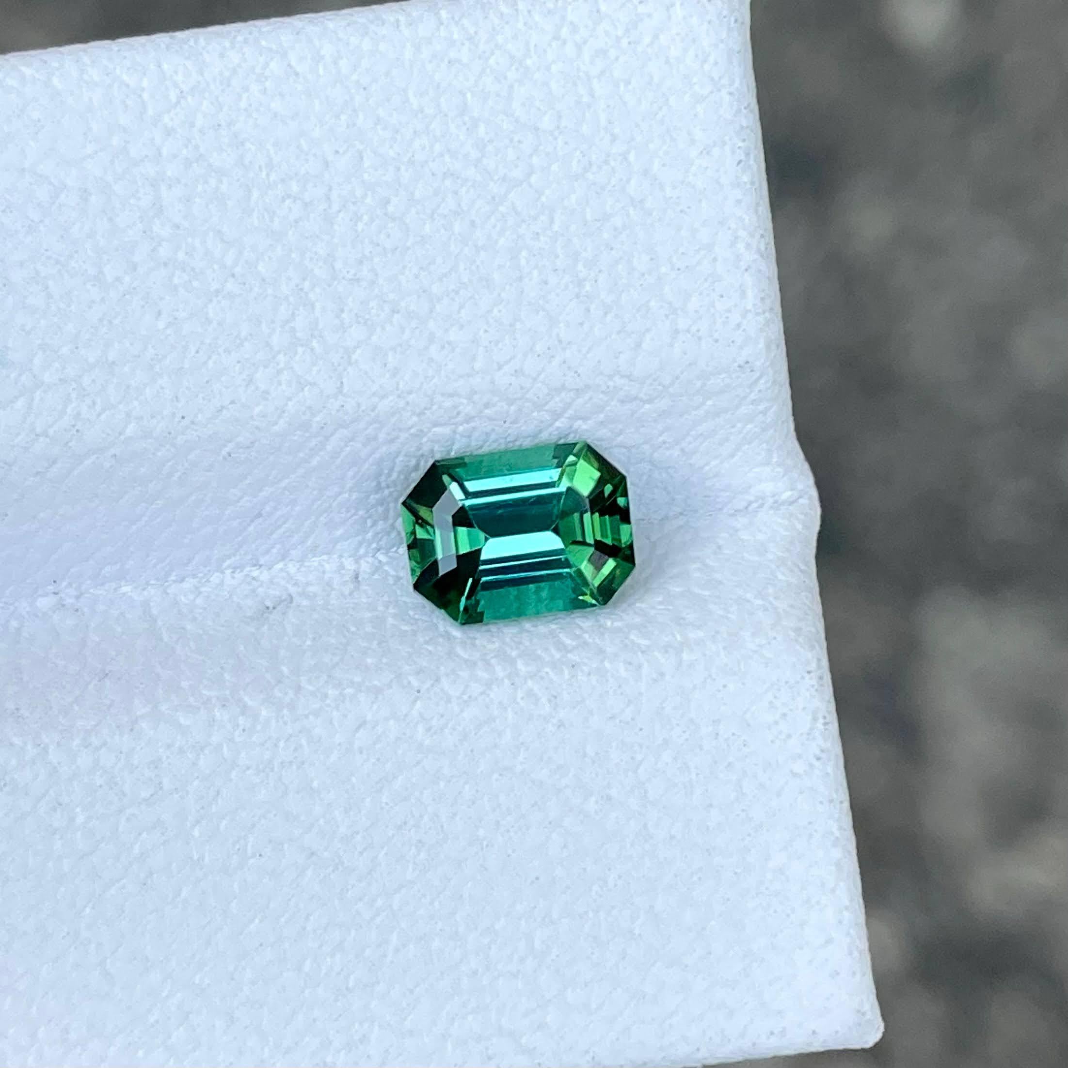 1,00 quilates Piedra turmalina verde azulada Talla esmeralda Piedra preciosa afgana Moderno en venta