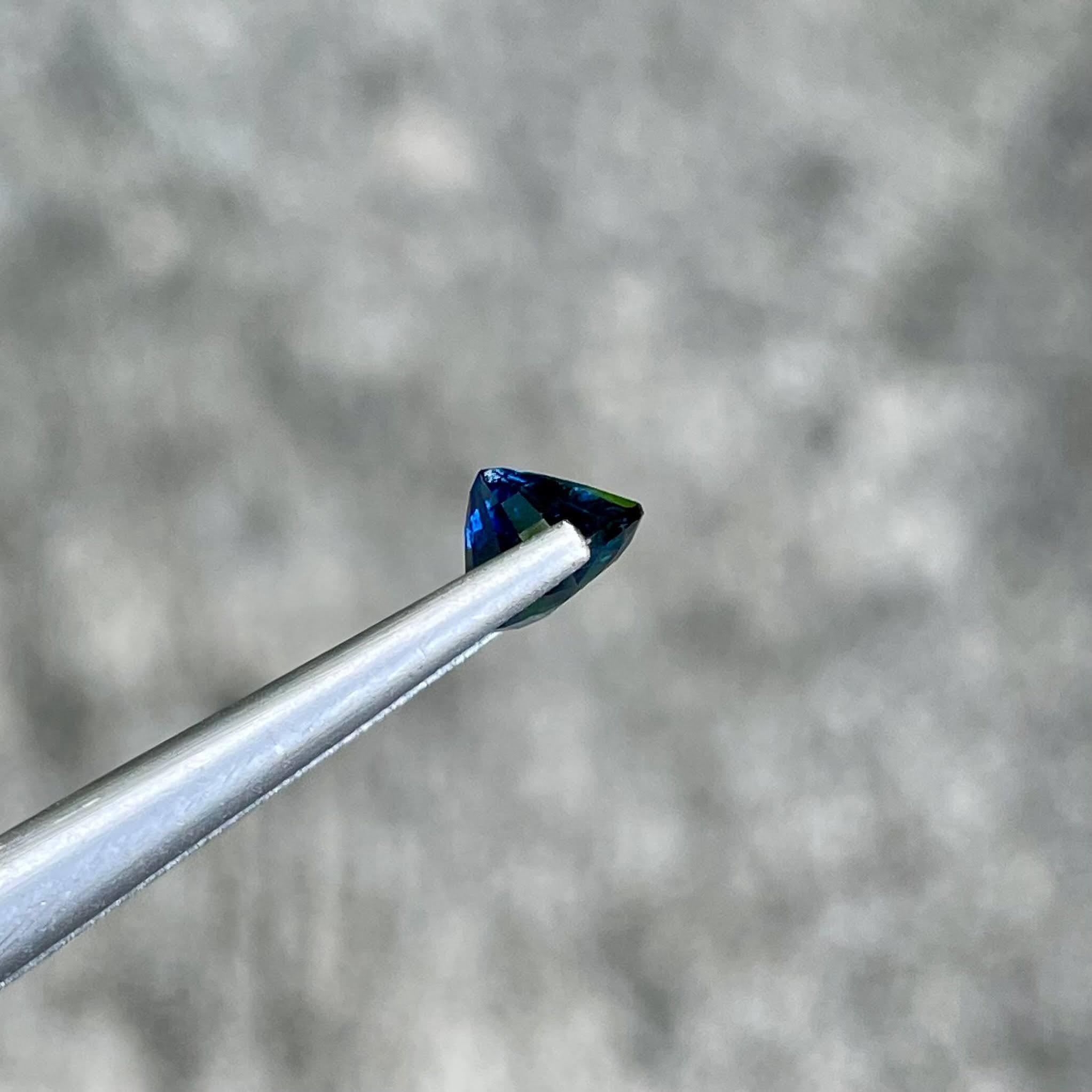 Gewicht 1,00 Karat 
Abmessungen 5,5x5,2x4,3 mm 
Behandlung erhitzt 
Herkunft Madagaskar 
Klarheit SI
Form oval 
Facettenschliff 


Dieser exquisite 1.00 Karat schwere, tiefblaue Saphir ist ein wahres Wunder der Natur und zeigt die feinsten