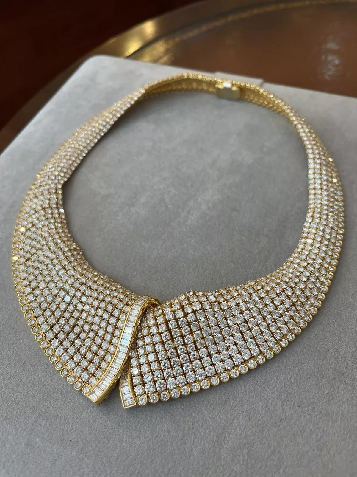 Collier de 100 carats de diamants du Domaine  en or jaune 18k

Très beau collier de succession conçu comme un collier stylisé. 
serti de diamants ronds de taille Brilliante et Baguette totalisant 100 carats estimés, le tout serti dans de l'or jaune