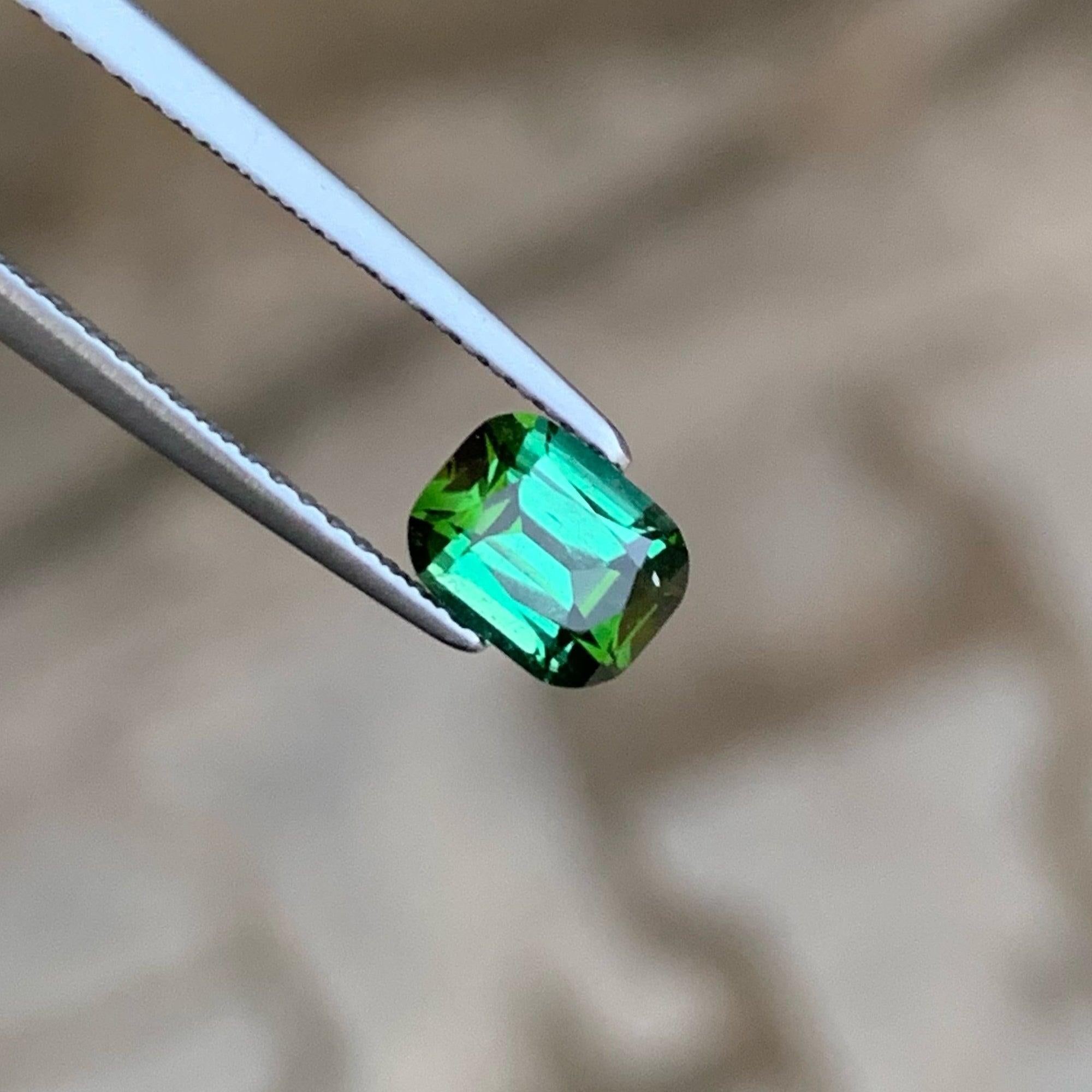 Modern 1.00 Carats Exquisite Mint Green Cut Tourmaline Stone Tourmaline For Making Ring For Sale