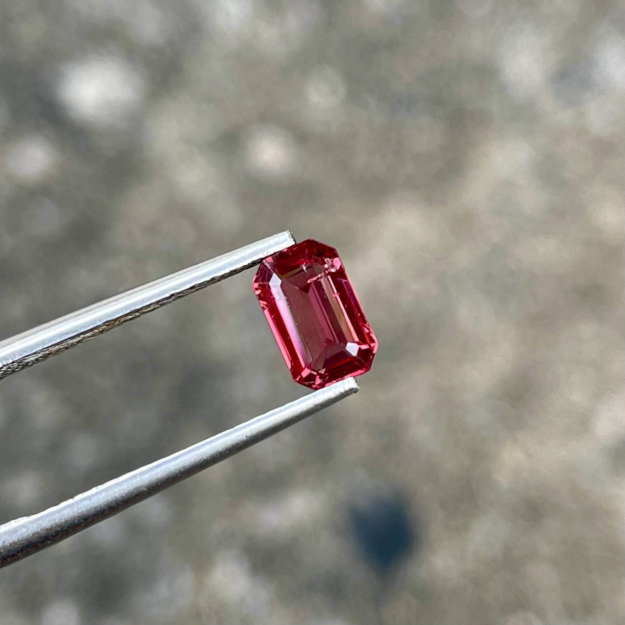 Peso 1,0 carati 
Dimensioni 7,3x4,7x2,8 mm 
Trattamento nessuno 
Origine Birmania 
Chiarezza SI
Forma ottagonale 
Taglio smeraldo 



La gemma di spinello rosso-rosa da 1,00 carati, tagliata meticolosamente in un'elegante forma a smeraldo, mette in