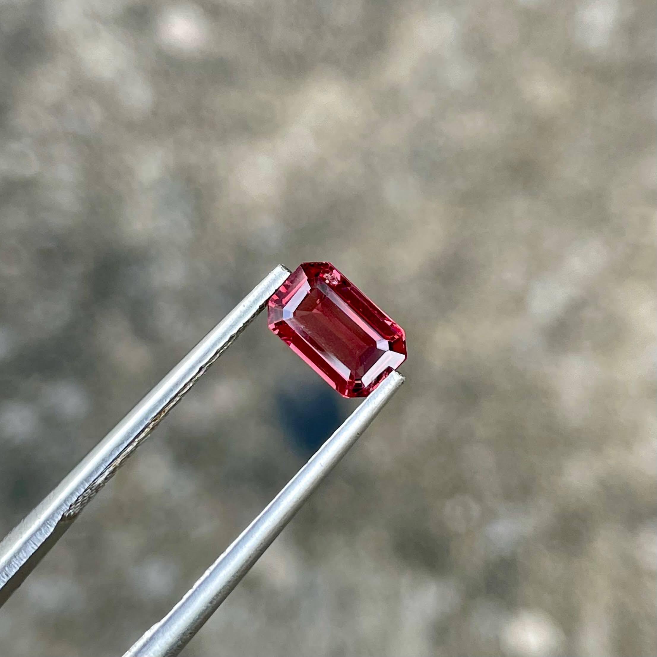 Moderno 1,00 carati di Spinello Rosso Rosa Taglia Smeraldo Gemma Birmana Naturale in vendita