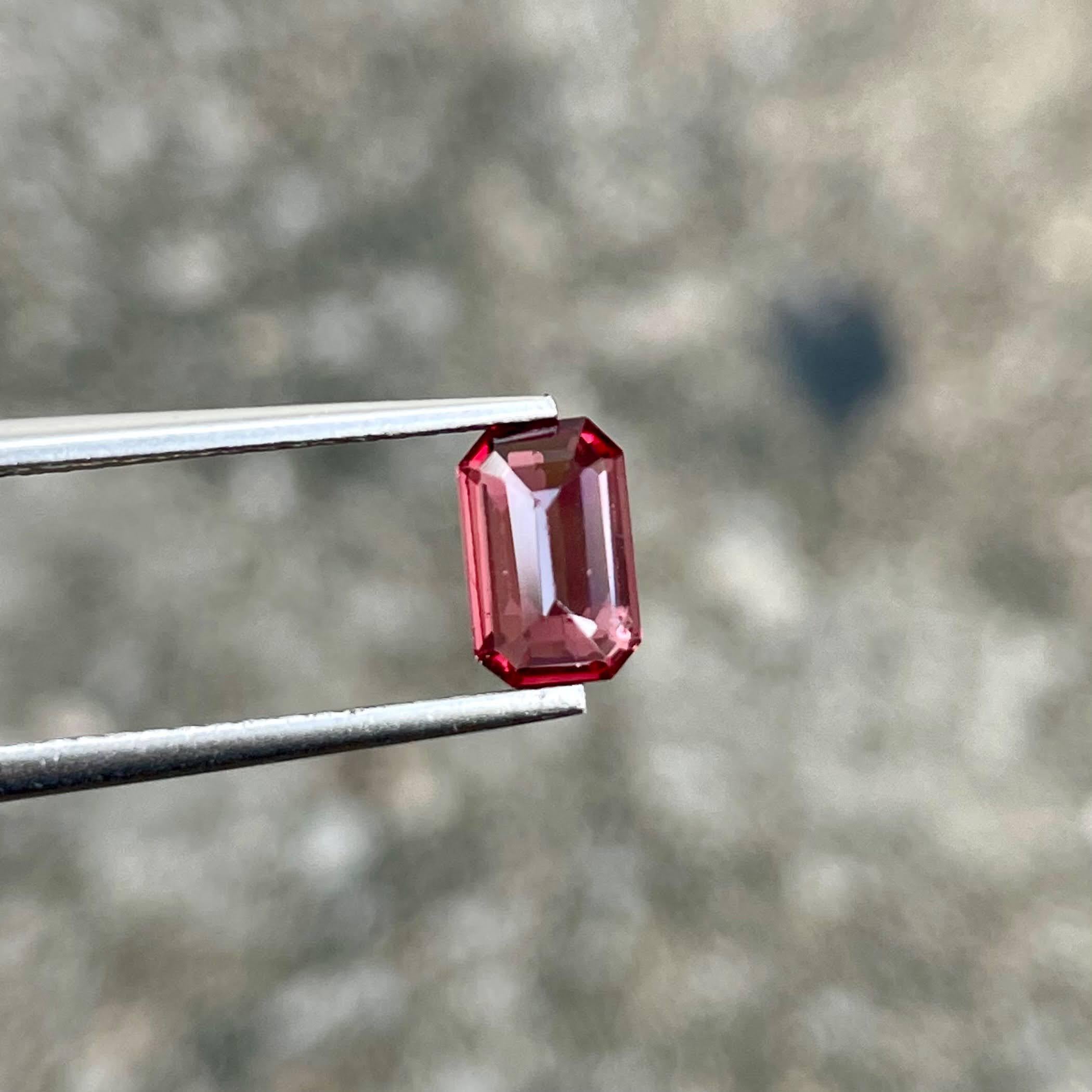 Taglio smeraldo 1,00 carati di Spinello Rosso Rosa Taglia Smeraldo Gemma Birmana Naturale in vendita