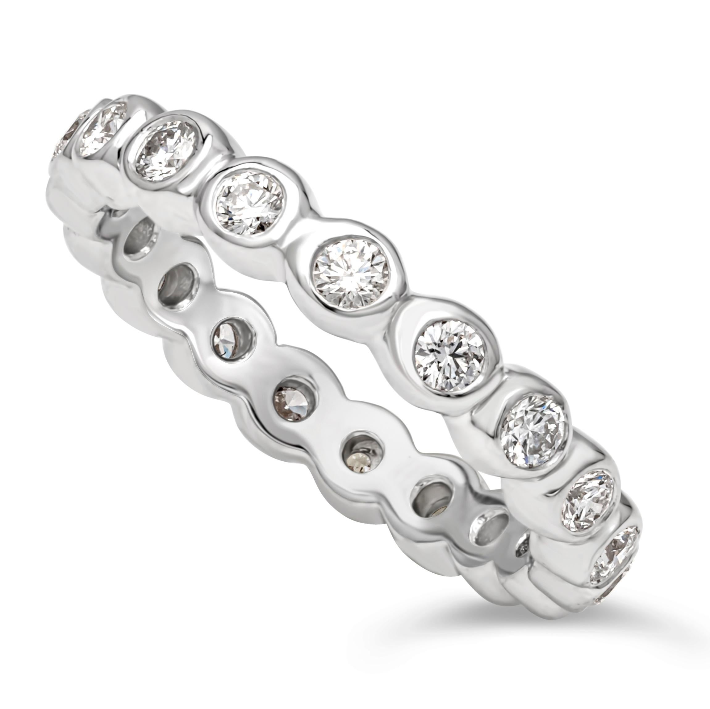 Una alianza elegante y sencilla, que exhibe una línea de 19 diamantes redondos de talla brillante con un peso total de 1,00 quilates, color G-H y claridad SI1, engastados en bisel sobre un diseño de eternidad finamente fabricado en oro blanco de 18
