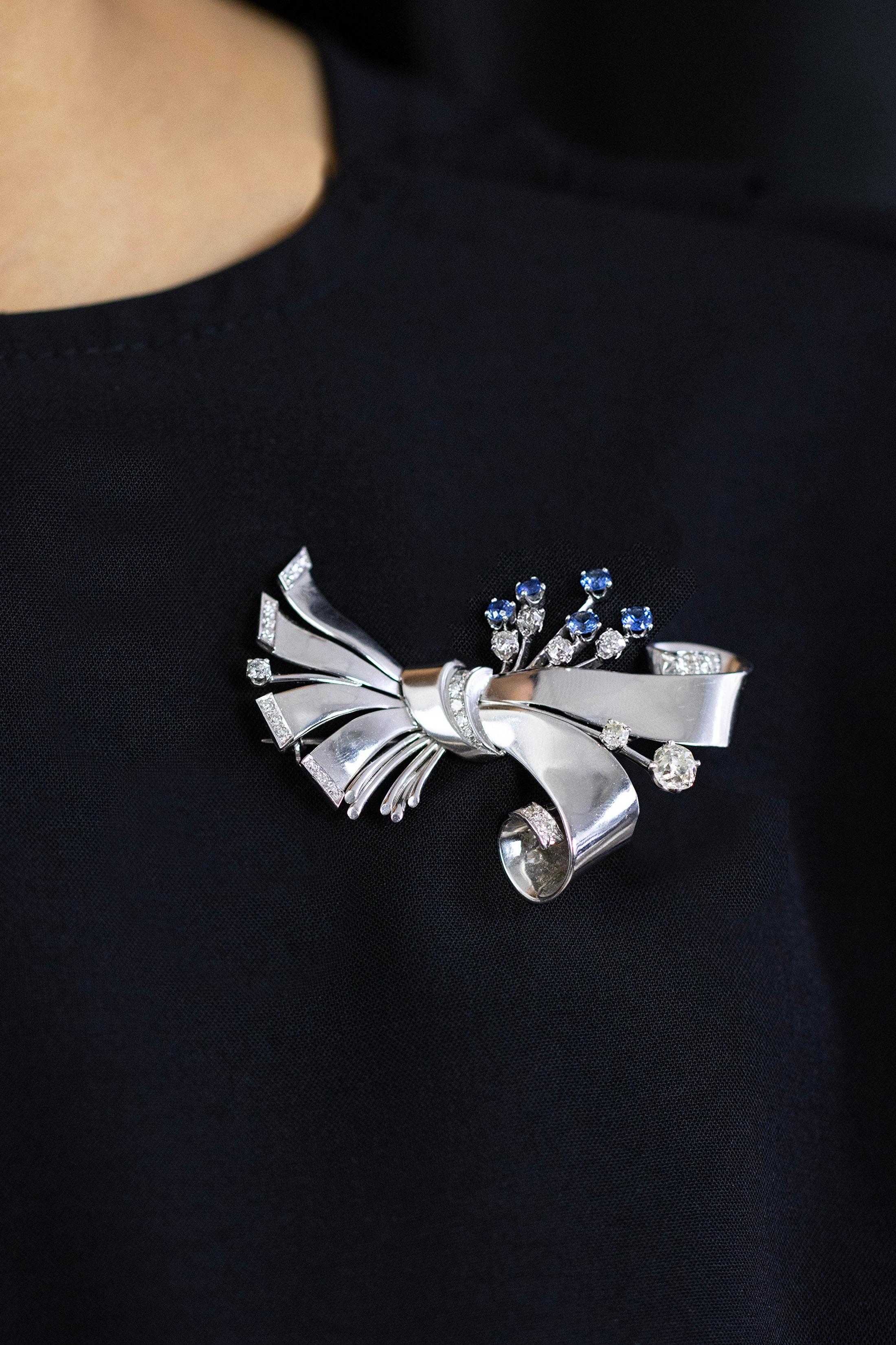 1.50 Carats Total Old European Cut Diamond & Sapphire White Gold Ribbon Brooch In Excellent Condition For Sale In New York, NY