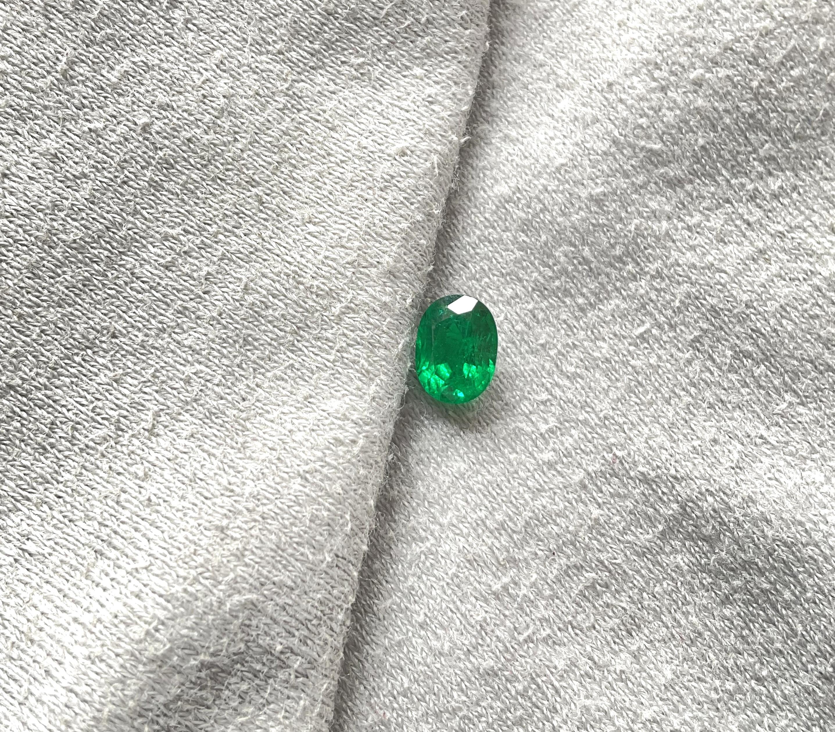 Women's or Men's 1.00 carats Zambian Emerald Oval faceted stone for fine Jewelry Natural Gemstone For Sale