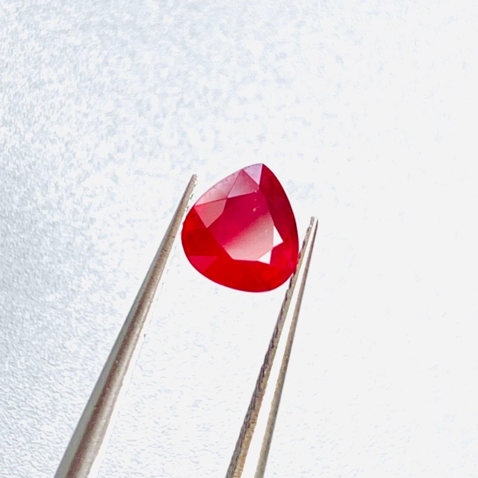 Taille poire 1.00 Ct AIG Certificate Natural Ruby Unheated Pigeon blood eye clean quality en vente