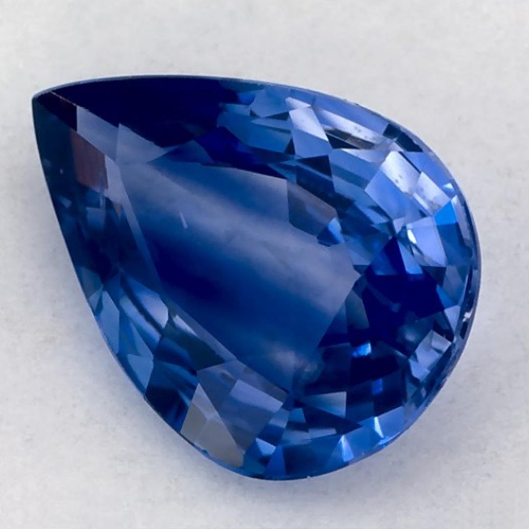 Este zafiro azul natural ofrece elegancia y sofisticación. Con su rica saturación de color y su corte preciso, es la pieza central perfecta para un anillo de compromiso o un diseño de joyería de lujo.

Este zafiro es originario de Sri Lanka