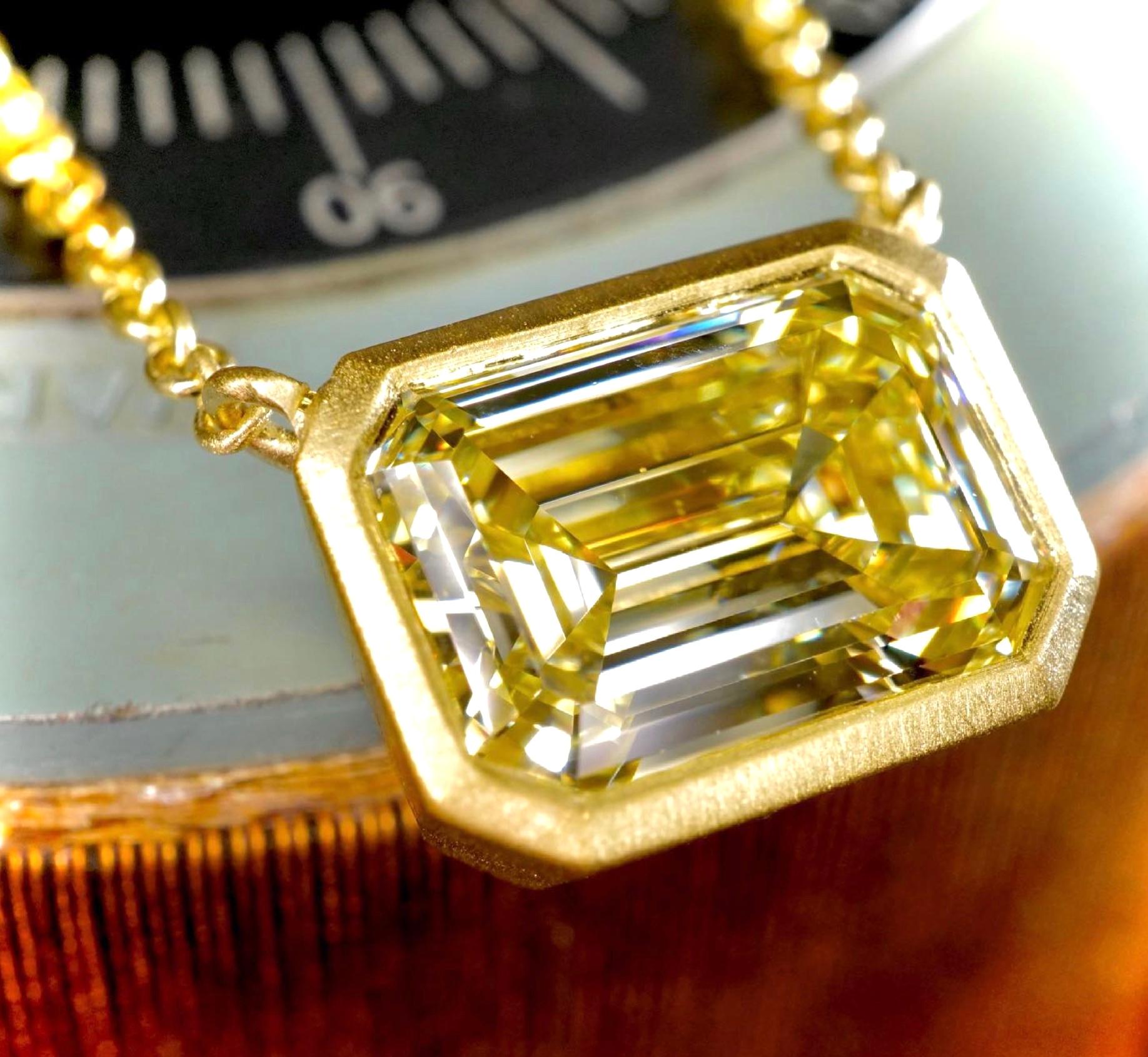Emerald Cut GIA certified 1.00 carat F VS2 emerald cut diamond East-West pendant For Sale