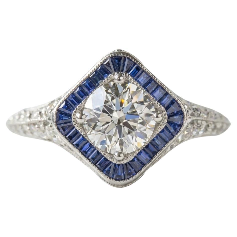 Este elegante anillo de compromiso combina un diamante certificado de 1,00 ct con vívidos zafiros naturales, engastados en oro blanco de 14k. El diseño evoca la sensibilidad vintage con una composición equilibrada y detalles refinados. 

El brillo