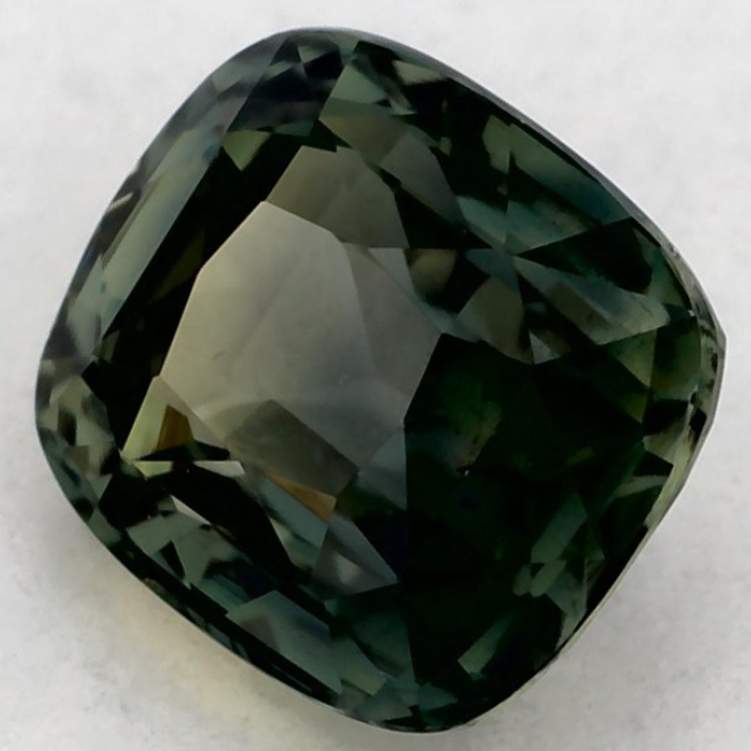 Questo zaffiro verde naturale offre eleganza e raffinatezza. Con la sua ricca saturazione del colore e il taglio preciso, è il centro perfetto per un anello di fidanzamento o un design di gioielli di lusso.

Questo zaffiro proviene dallo Sri Lanka