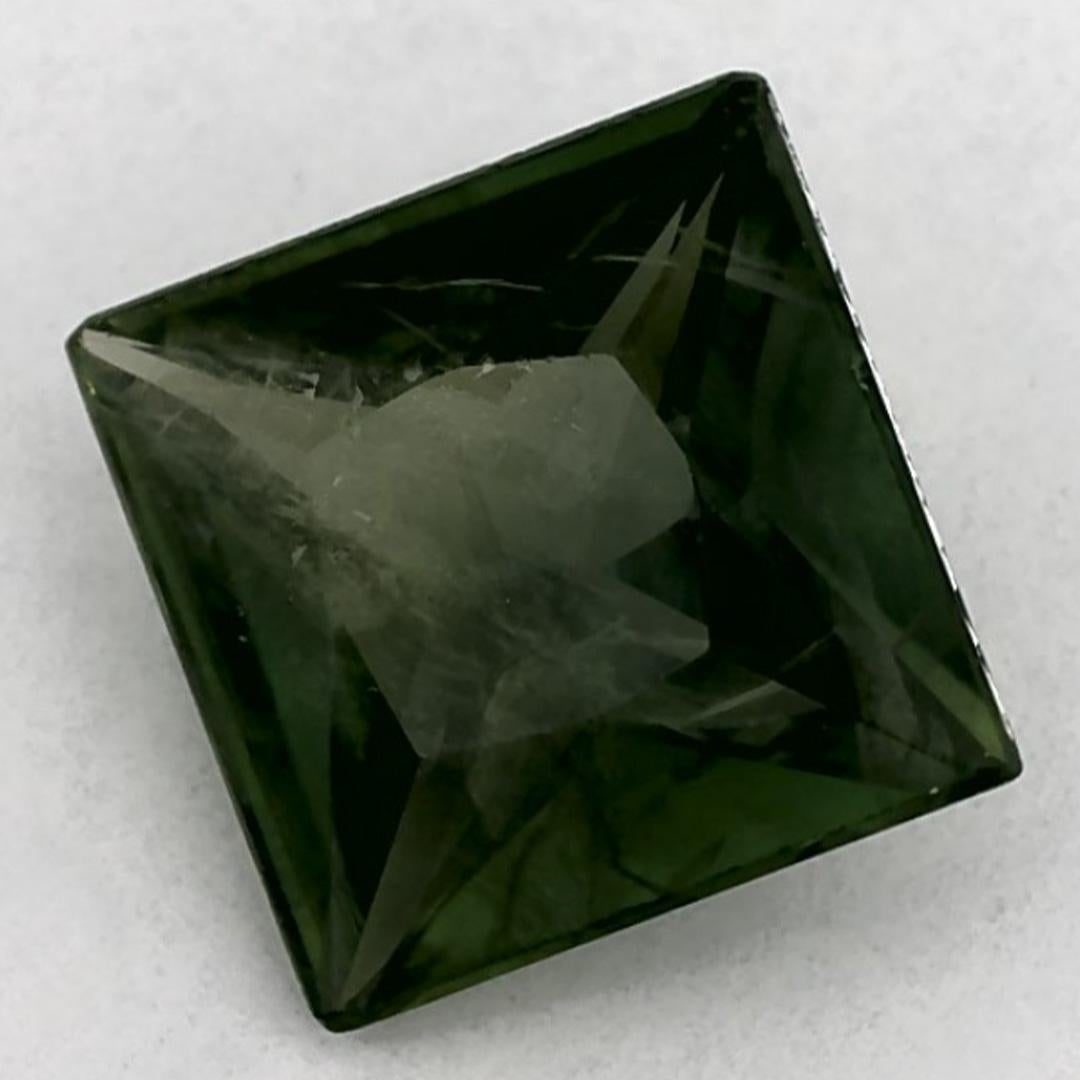 Este zafiro verde natural ofrece elegancia y sofisticación. Con su rica saturación de color y su corte preciso, es la pieza central perfecta para un anillo de compromiso o un diseño de joyería de lujo.

Este zafiro es originario de Sri Lanka