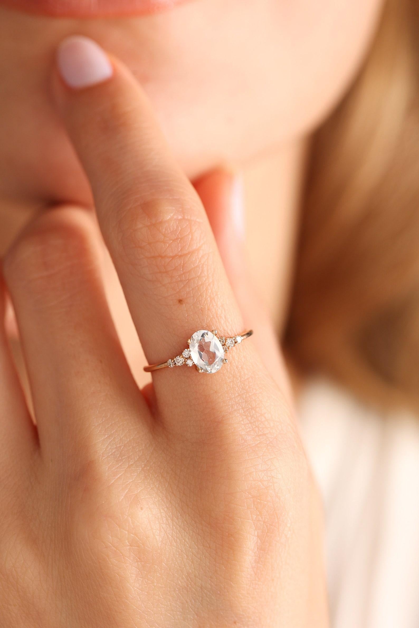 Art Déco 1,00 CT Anello di Moissanite per Donna 925 Argento Regalo di Gioielli Minimalisti . in vendita