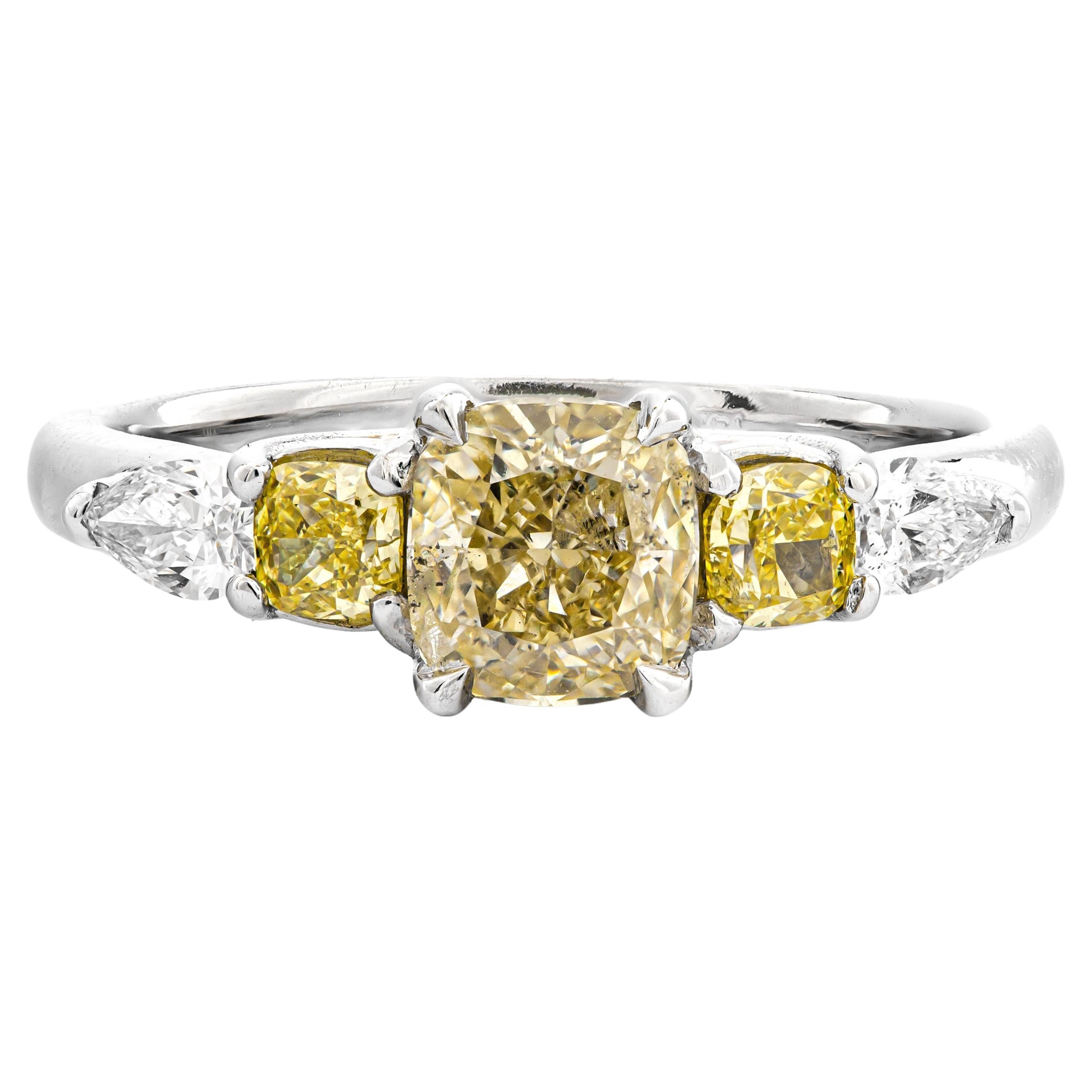 ring aus 14 Karat Weißgold, besetzt mit einem natürlichen hellgelben Diamanten von 1,00 Karat, akzentuiert durch natürliche gelbe und weiße Diamanten von 0,59 Karat (mit einem Hauch von Rosa).