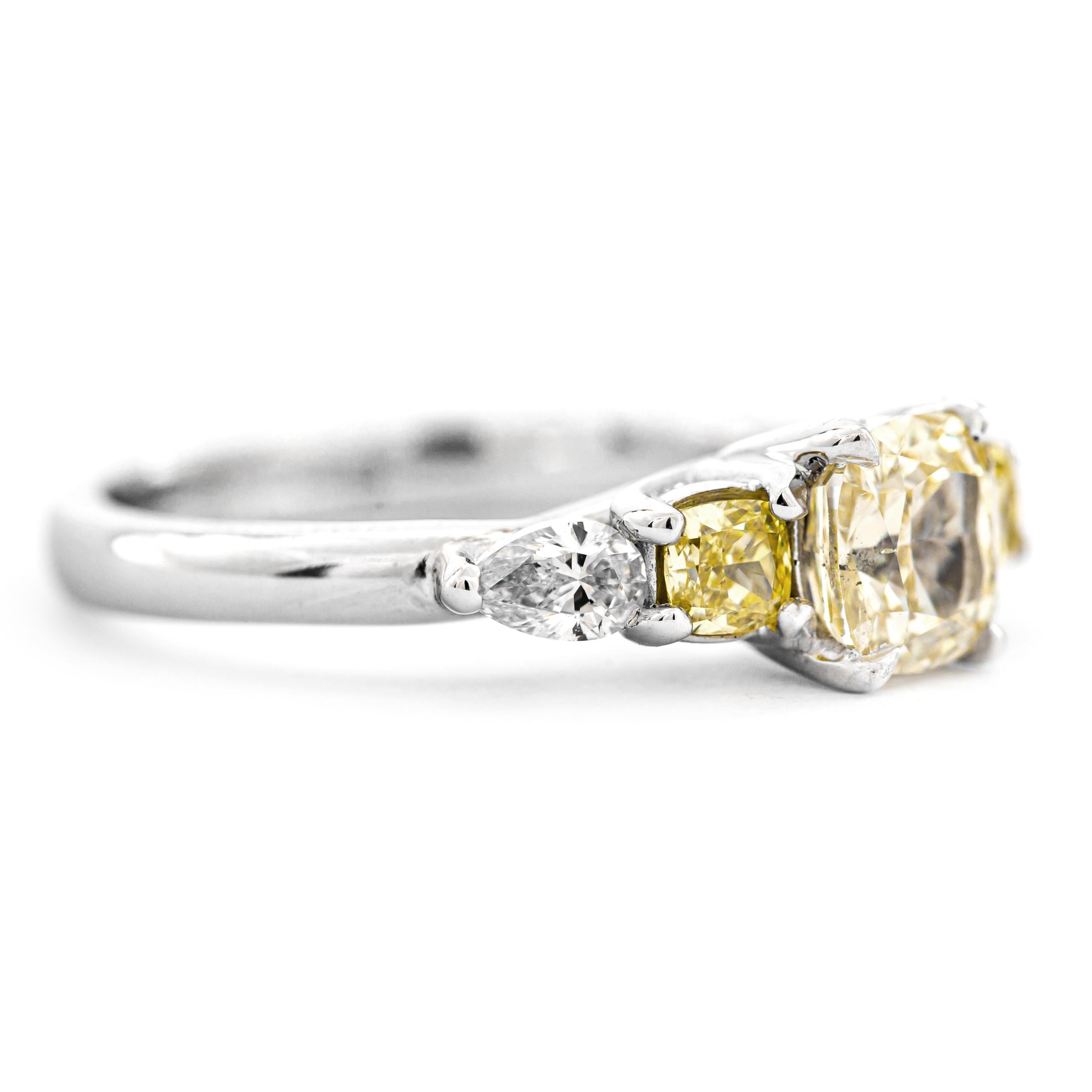 1,00 Karat natürlicher hellgelber Fancy-Diamantring (Kissenschliff)